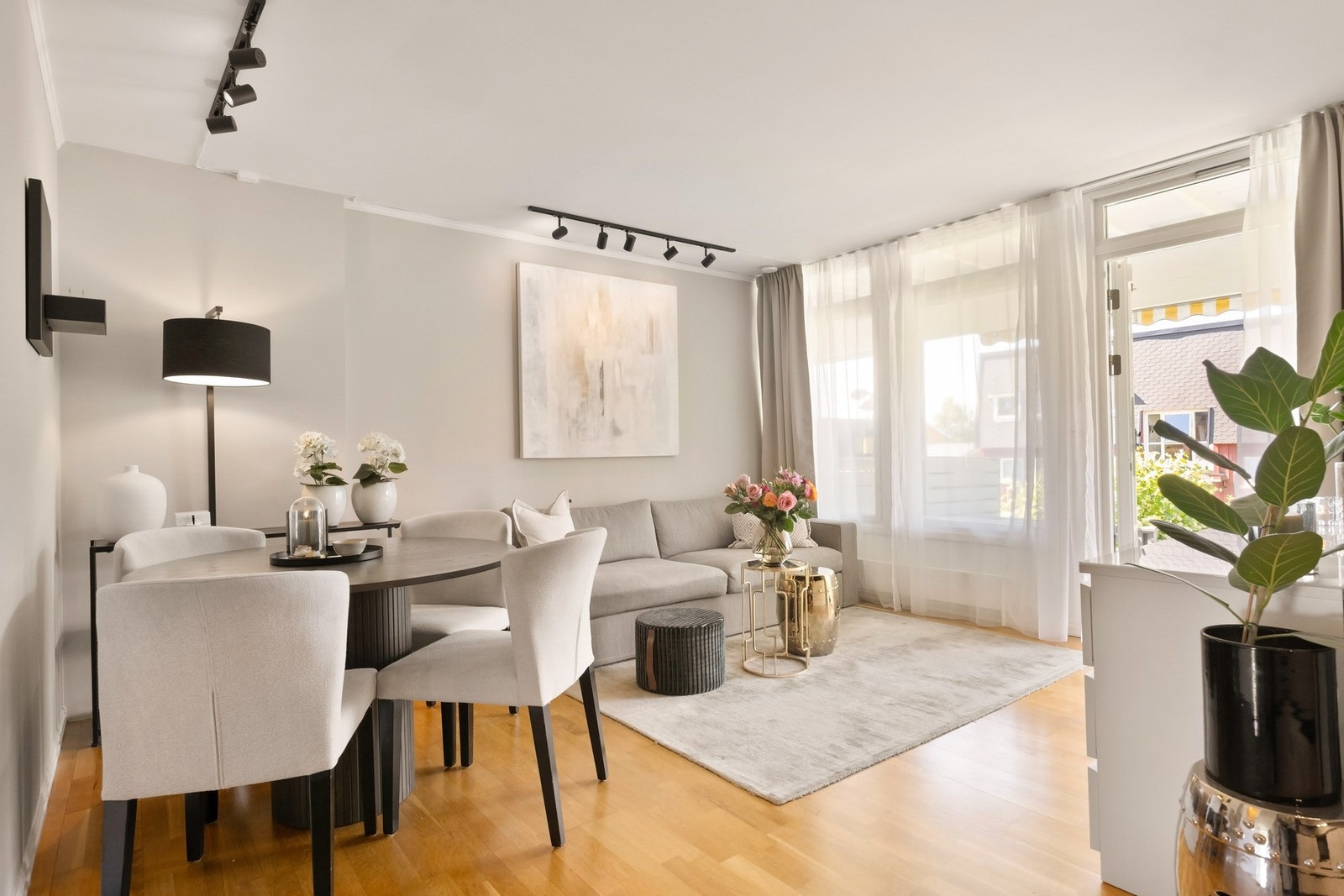 Stuen har en god planløsning med naturlige soner for både sofagruppe, TV-møblement og spisebord. Galleribilde