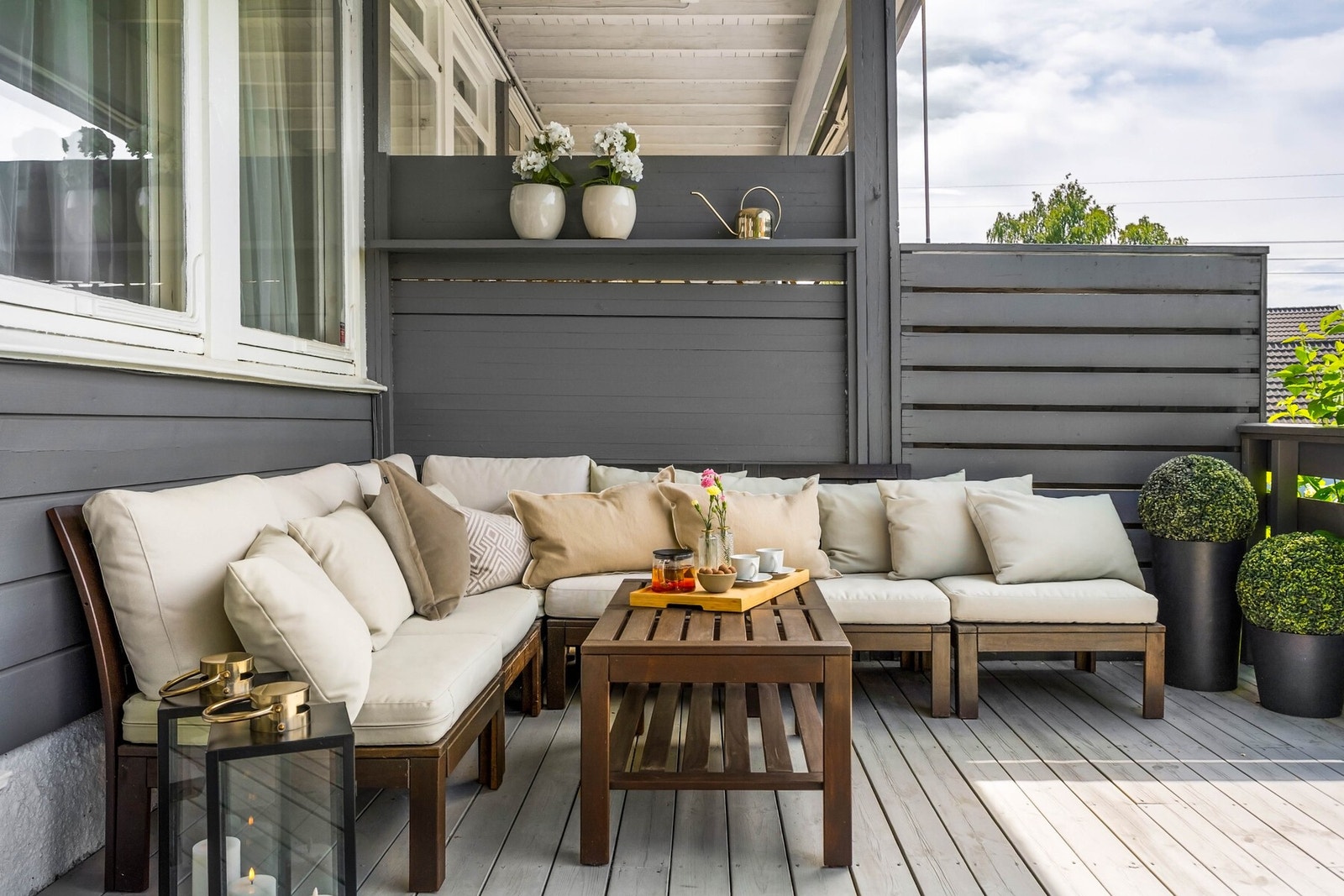 Her er det god plass til sittegruppe, spisebord, grill og dekorativ beplantning. Galleribilde