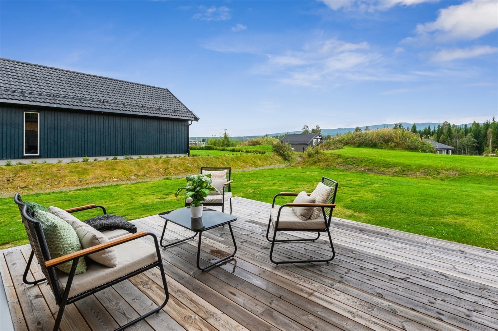 Fra terrassen har man utsyn over fellesarealene og omkringliggende natur. Galleribilde