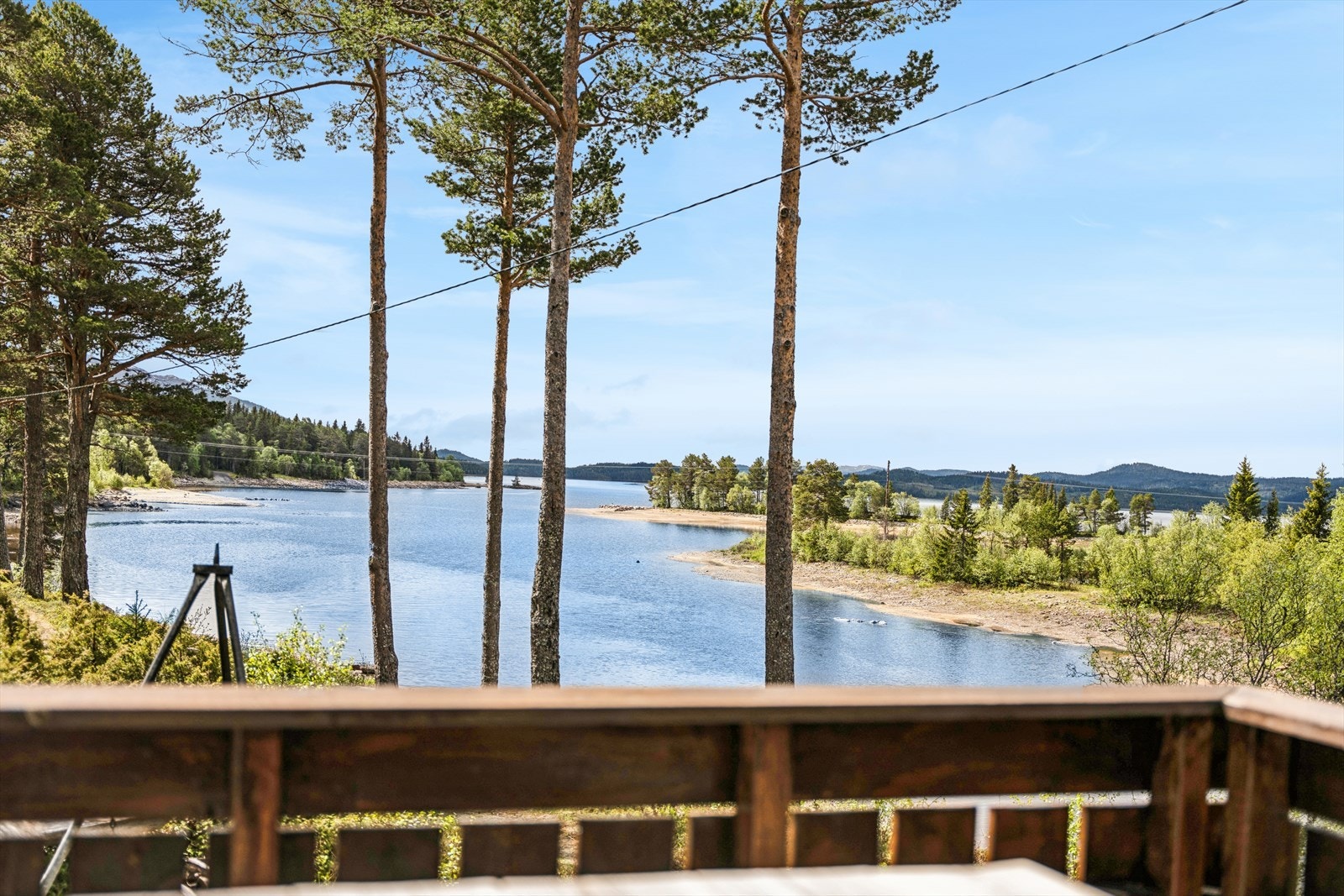 Nyt morgenkaffen på verandaen og prøv fiskelykken direkte fra eiendommen, med litt presisjon i kastet kan fisketuren starte rett fra verandaen. Galleribilde
