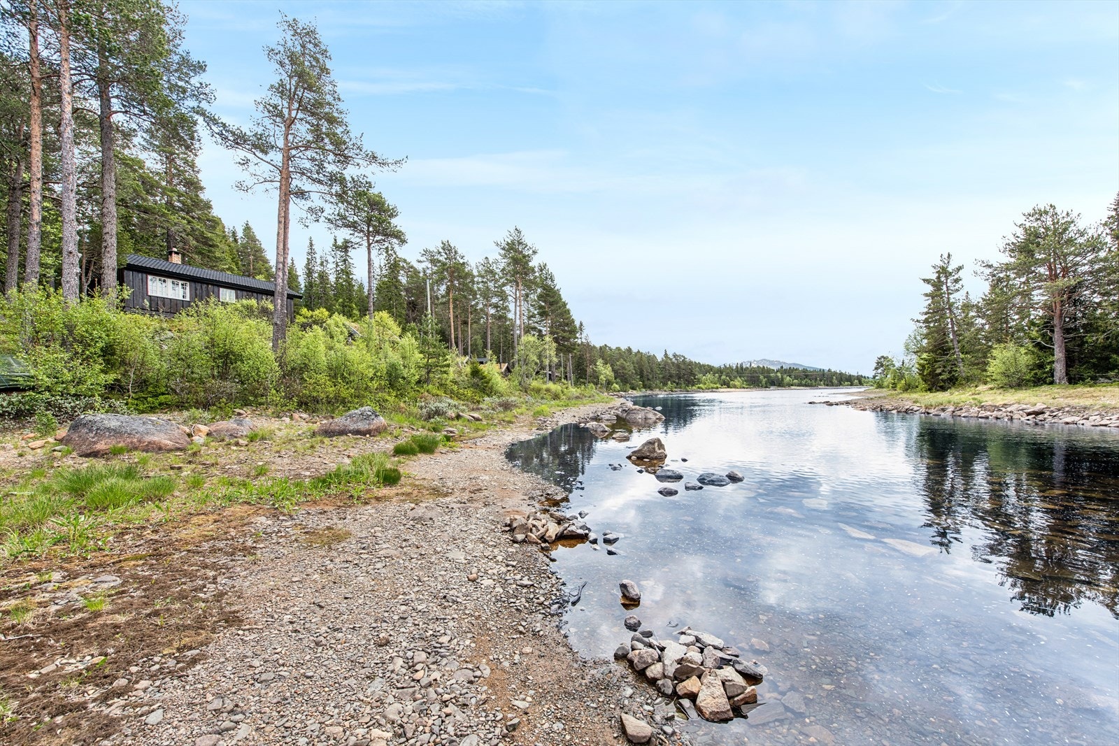 I området finner du flere vann med både bade- og fiskemuligheter, og hytta ligger med flott utsikt over Raulandsfjell og Totak. Galleribilde