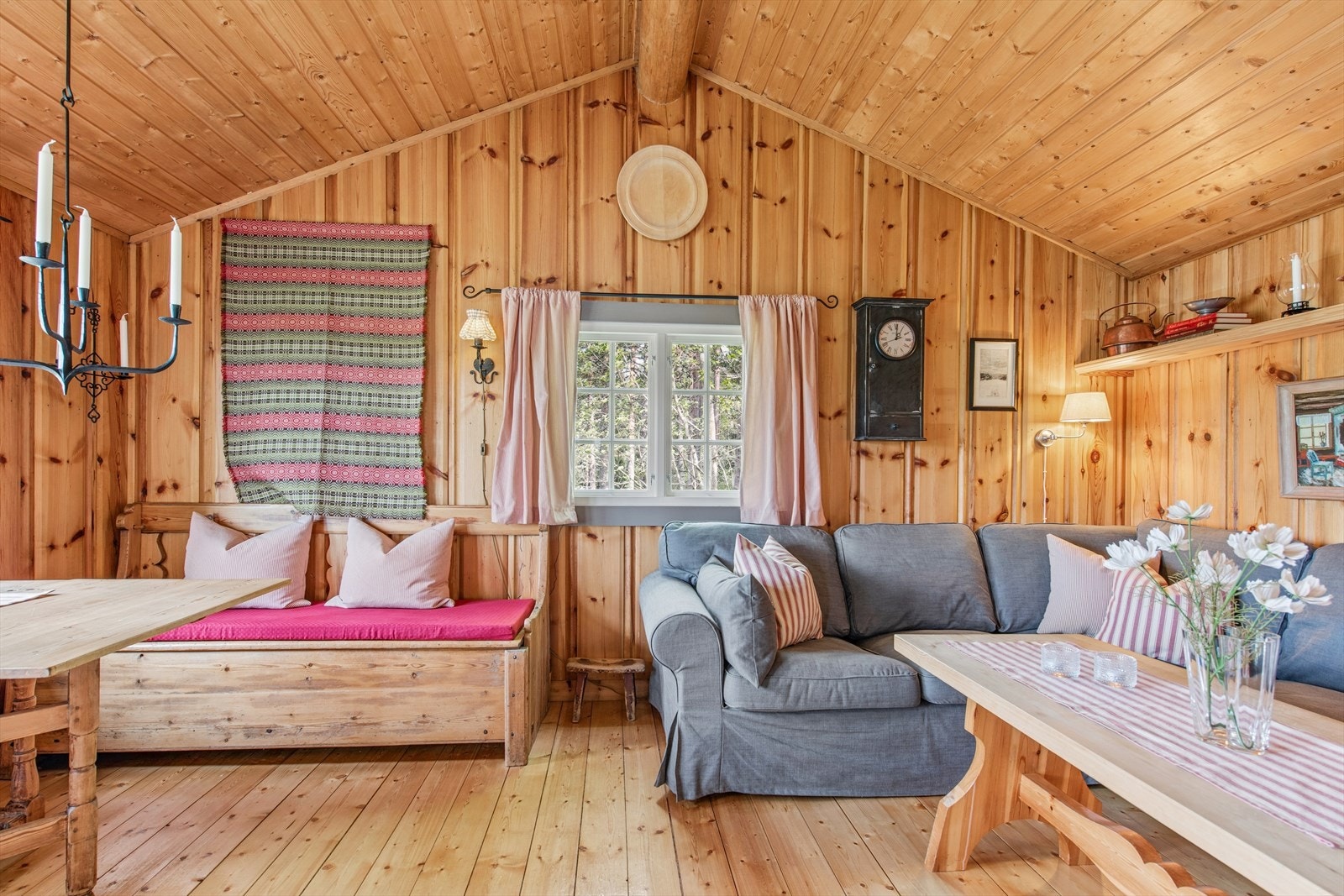 Gulvene i oppholdsrommene er av furu, som bidrar til den tradisjonelle hyttestemningen. Galleribilde