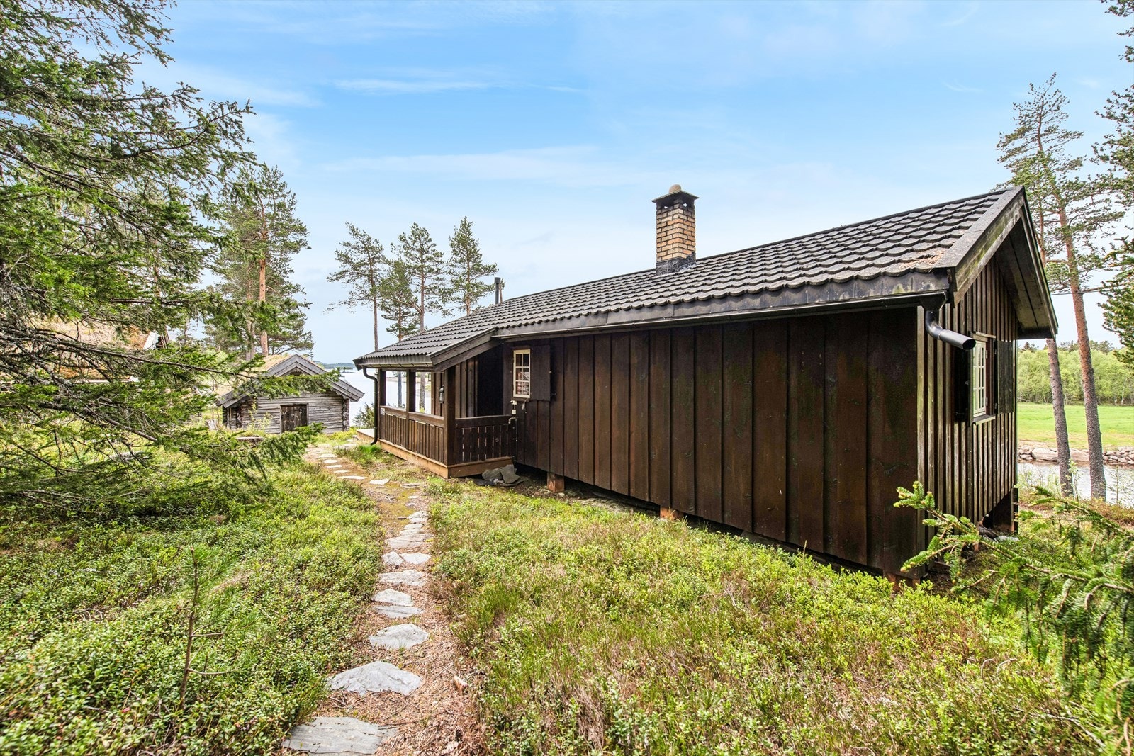 Hytta har en praktisk, overbygd inngang. Galleribilde