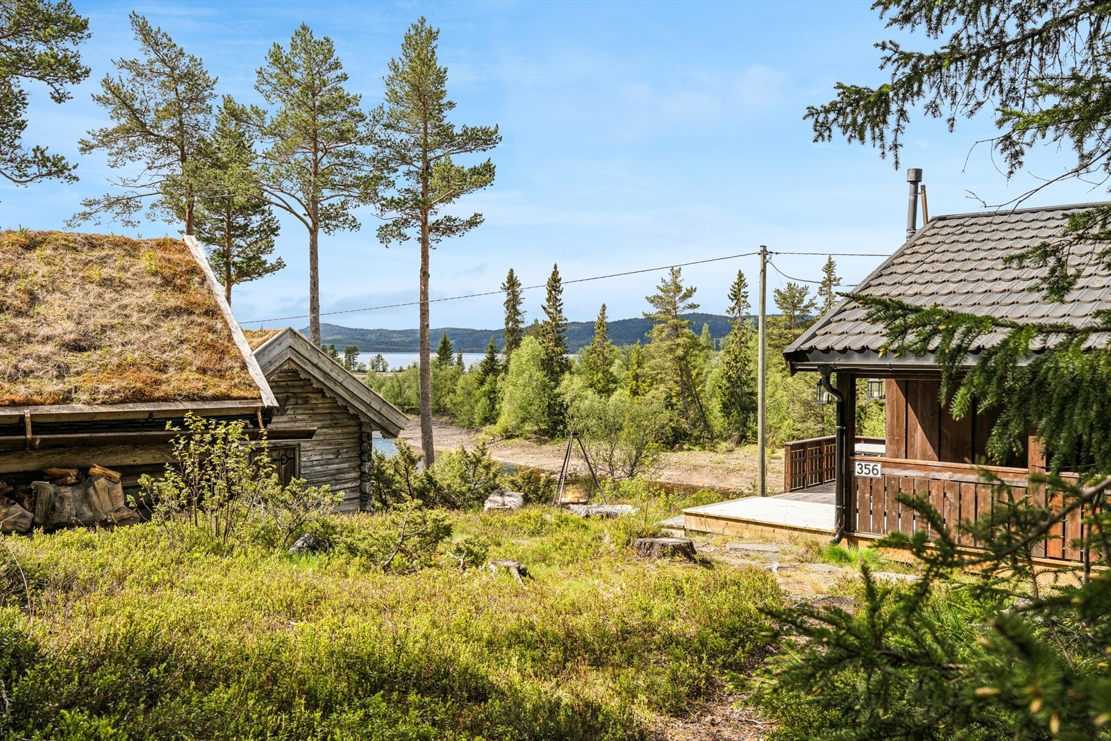 Vakkert tunanlegg med stabbur, gjestehus og mulighet for morgenbad på varme sommerdager. Galleribilde