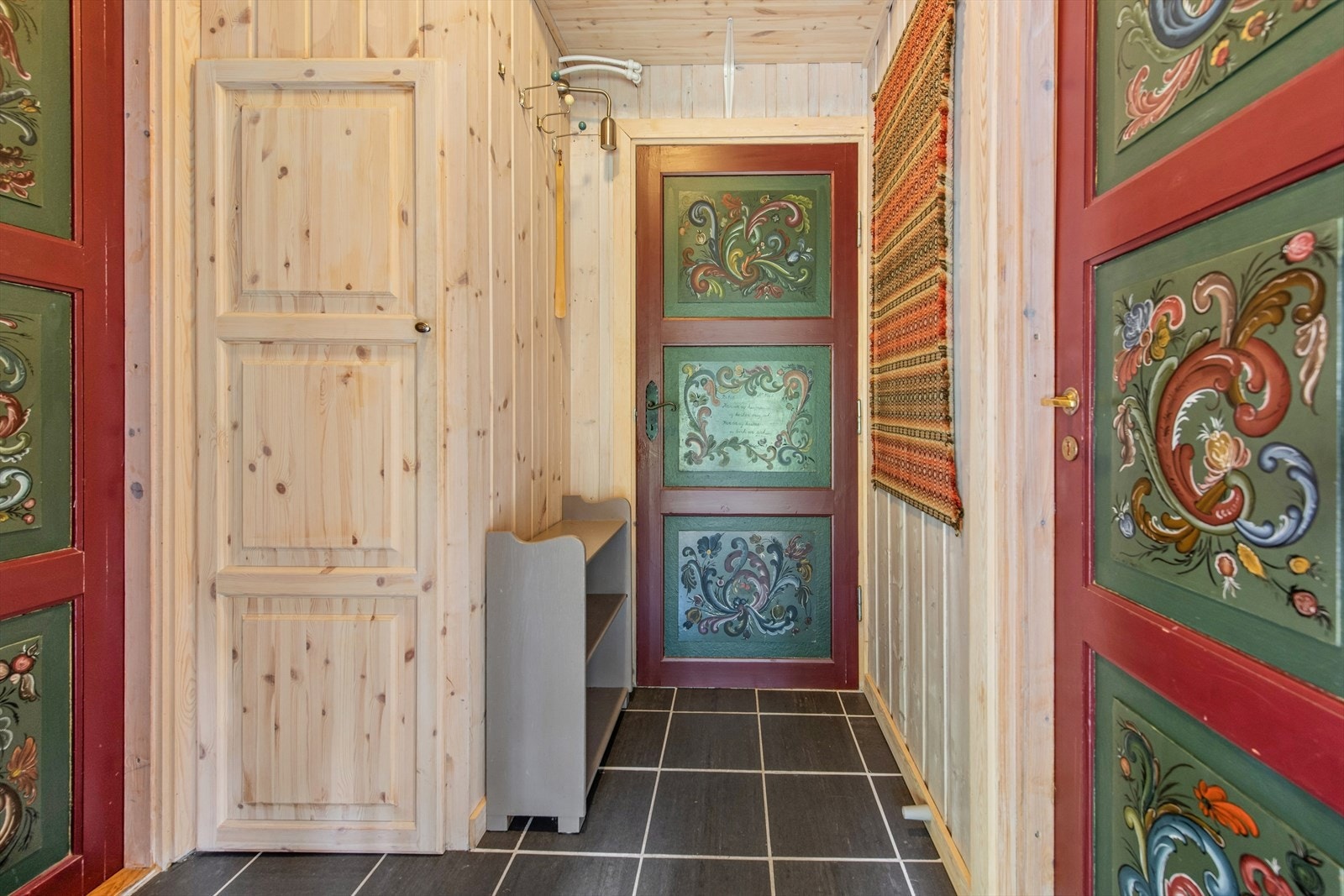 Fra entreen er det tilgang til bad og soverom. Galleribilde
