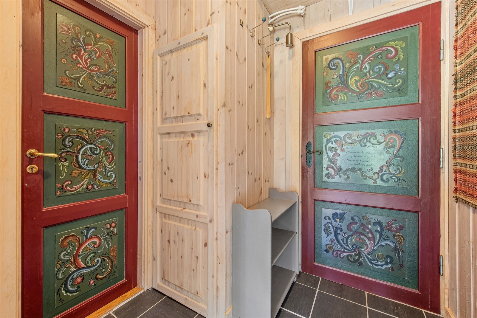 Entré med flislagt gulv og rosemalte dører som gir et tradisjonelt og sjarmerende preg. Galleribilde