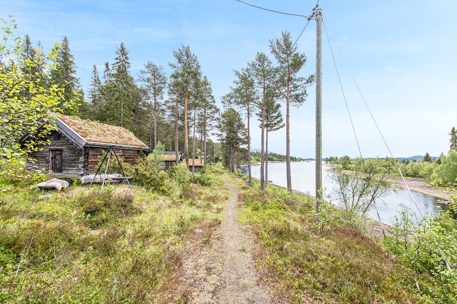Annekset er et eldre tømmerbygg som gir ekstra overnattingsplass. Taket ble fornyet i 2017. Galleribilde