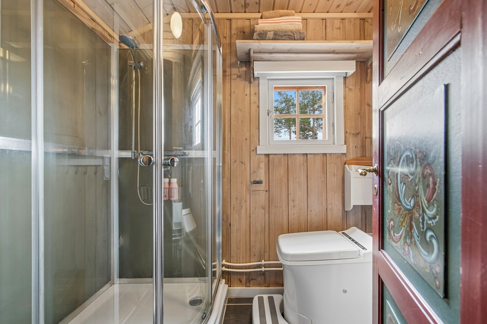 Badet ble etablert i 2011 og er utstyrt med dusjkabinett og Cinderella forbrenningstoalett. Galleribilde