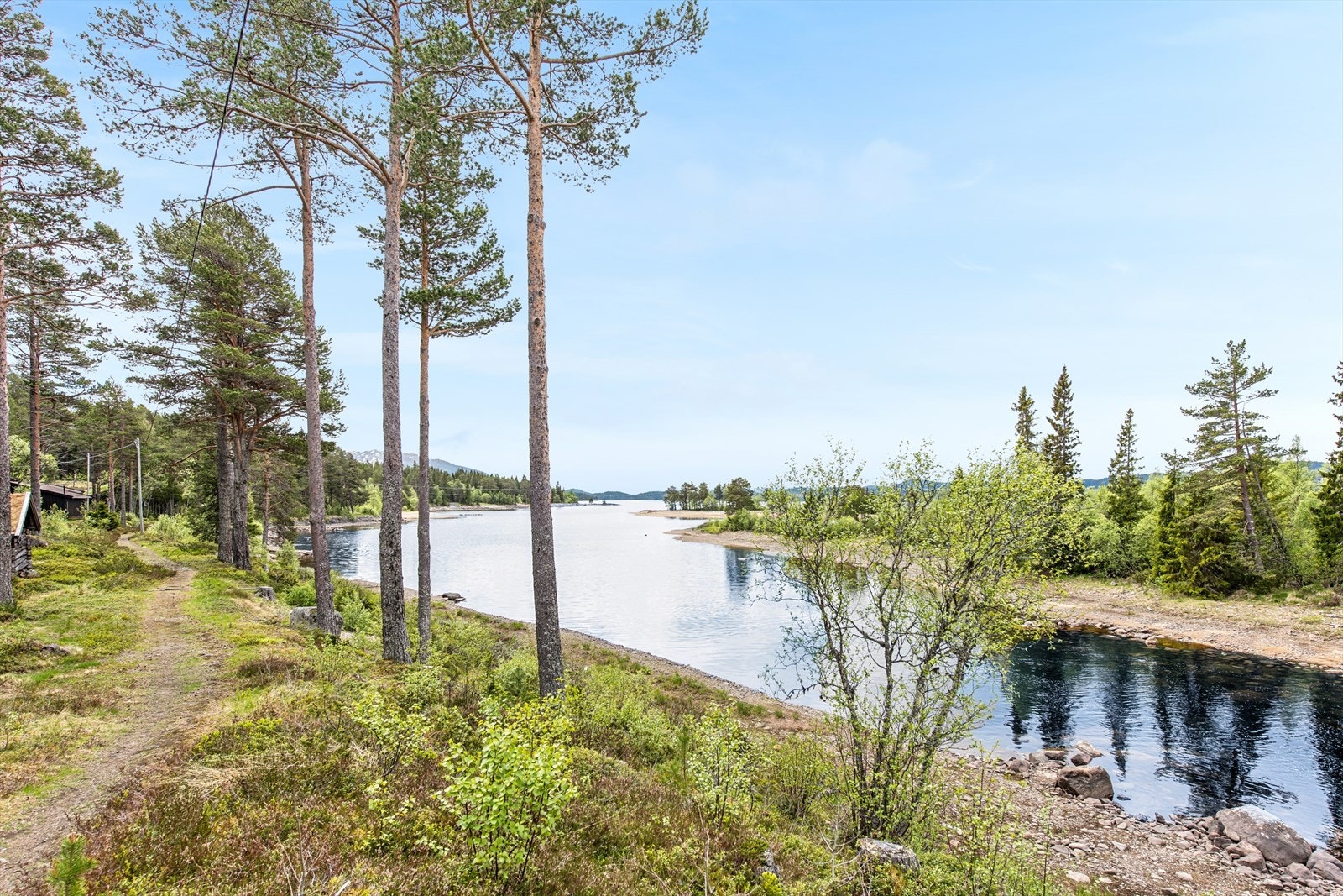 Fra eiendommen er det vakker utsikt over vannet og fjellene. Galleribilde