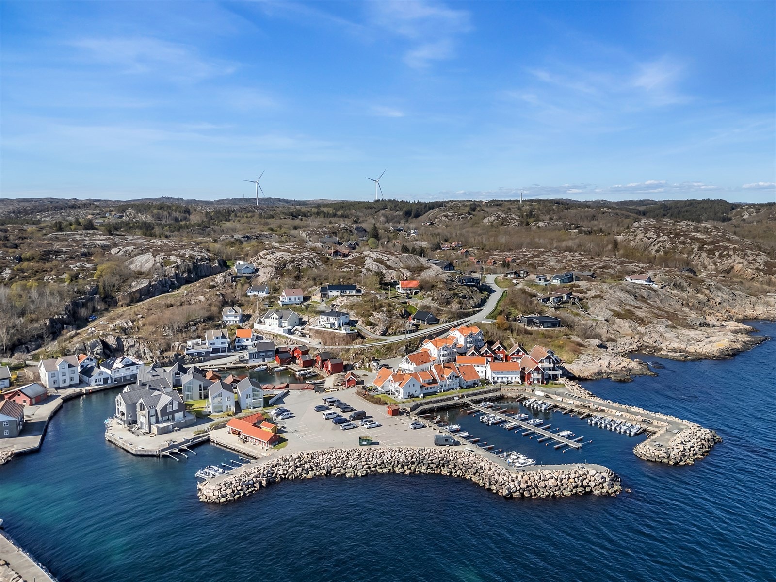 Lillehavn ligger kun en kort kjøretur, cirka 3 km, fra Lindesnes Fyr. Galleribilde