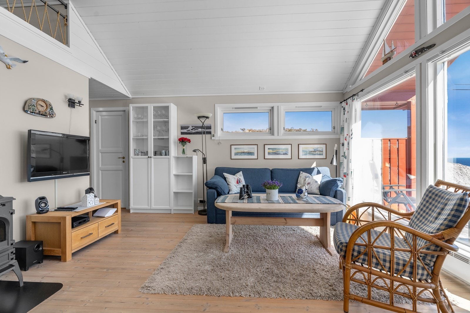 Stuen har god plass til en komfortabel sofagruppe hvor man kan nyte utsikten mot havet. Galleribilde
