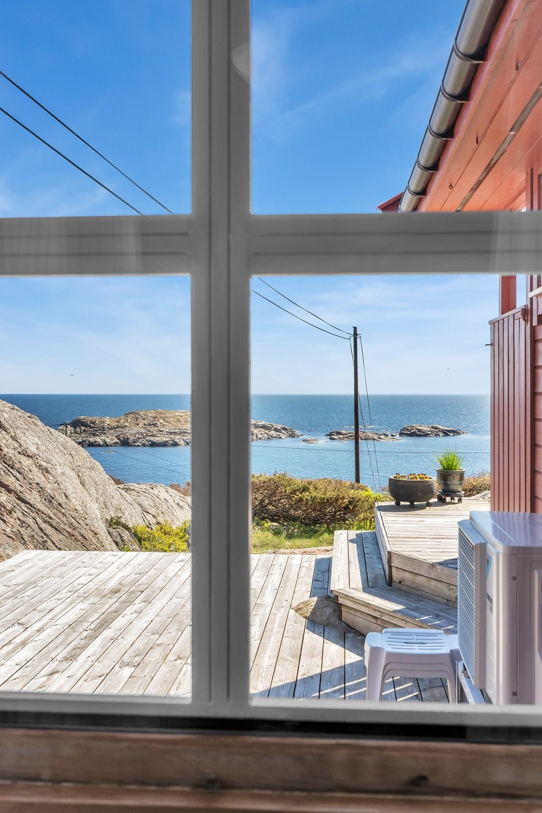 Et glimt av kystlandskapet fra et av hyttas vinduer. Galleribilde