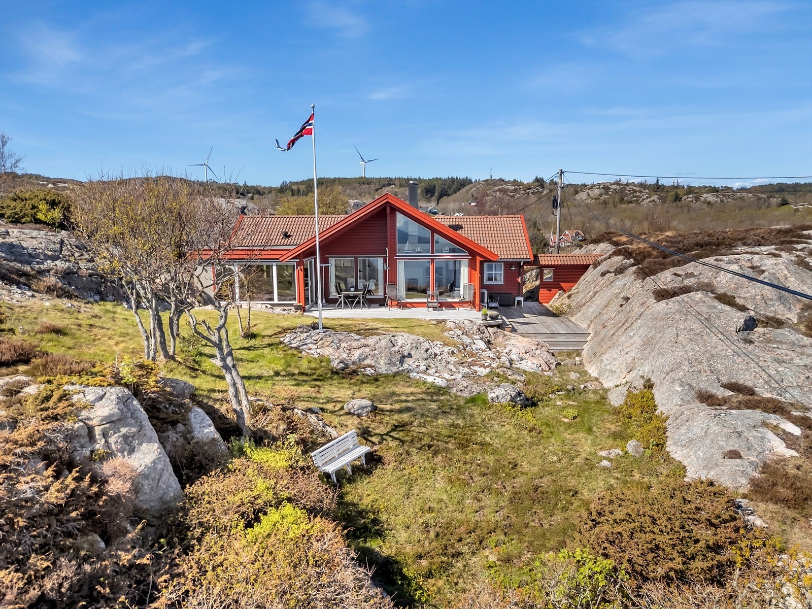 Eiendommen ligger i et skrånet terreng som gir en naturlig og flott utsikt. Galleribilde