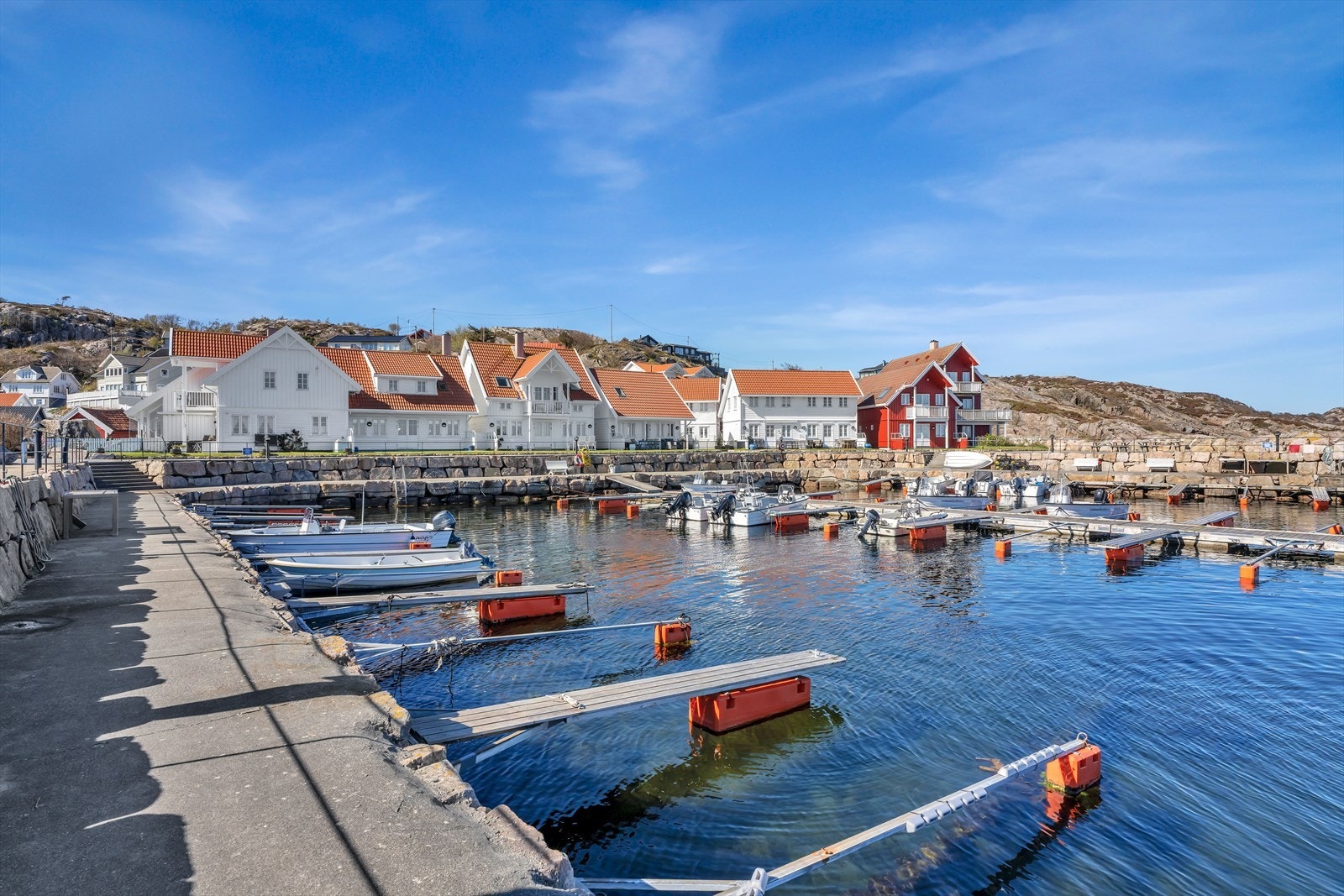 Her har man 1 båtplass. Lillehavn er et gammelt fiskevær med en intim og stemningsfull havn. Galleribilde