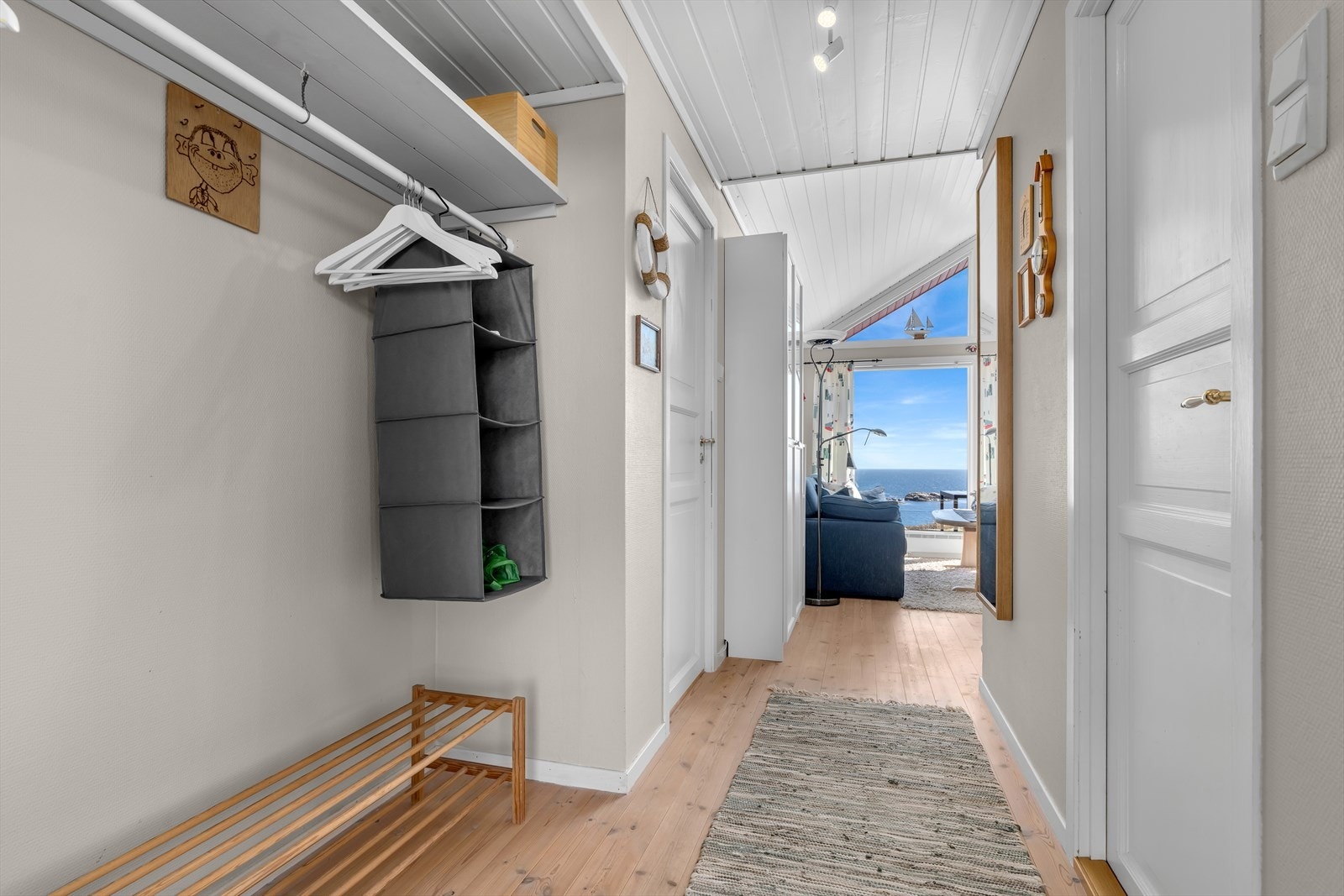 Fra entréen åpner hytta seg opp, og blikket trekkes umiddelbart mot sjøutsikten gjennom stuen. Galleribilde
