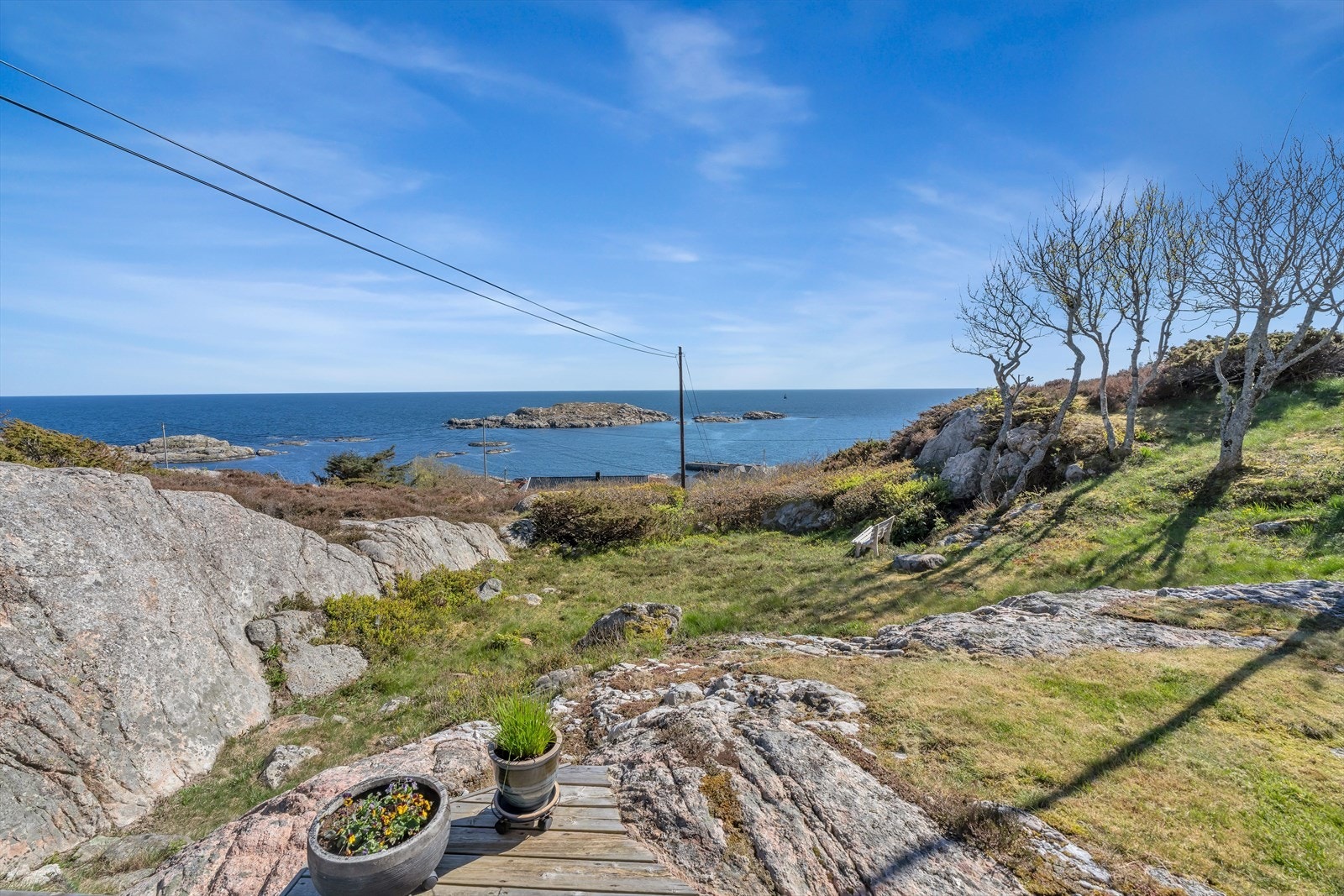 Fra eiendommen er det kort vei ned til nydelige svaberg hvor man kan nyte sjøluften. Galleribilde