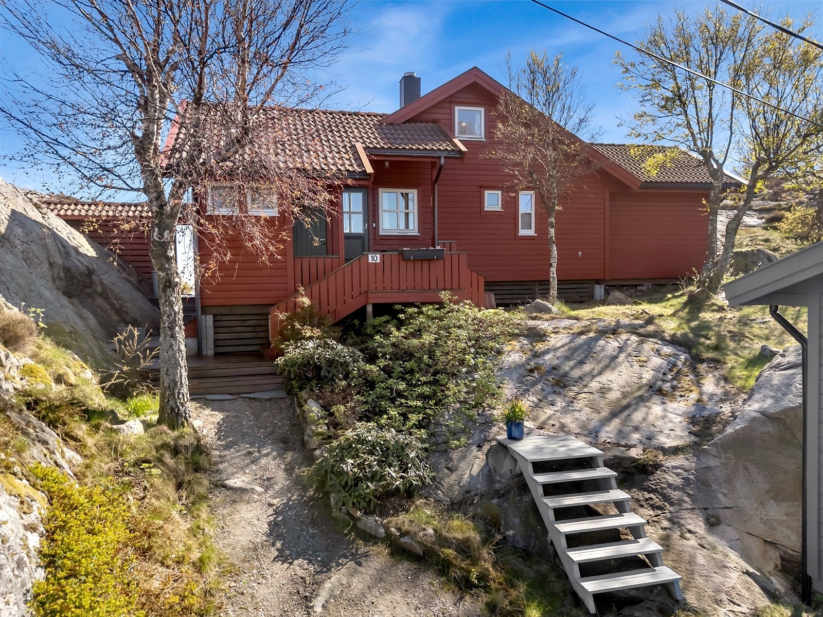 Adkomst til hytta via en utvendig trapp i tre. Galleribilde