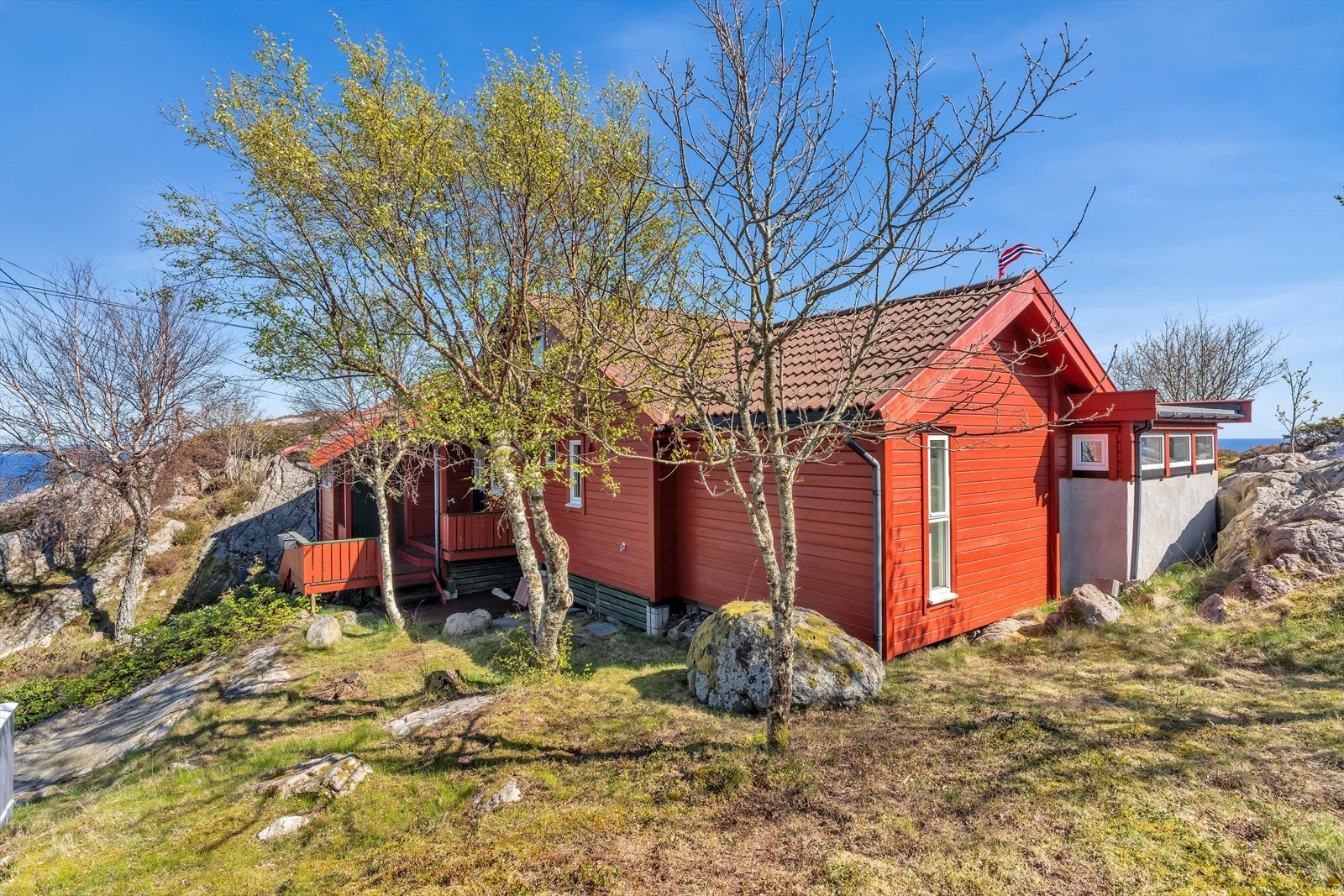 Hytta har en klassisk utforming med liggende bordkledning og tak tekket med betongtakstein. Galleribilde