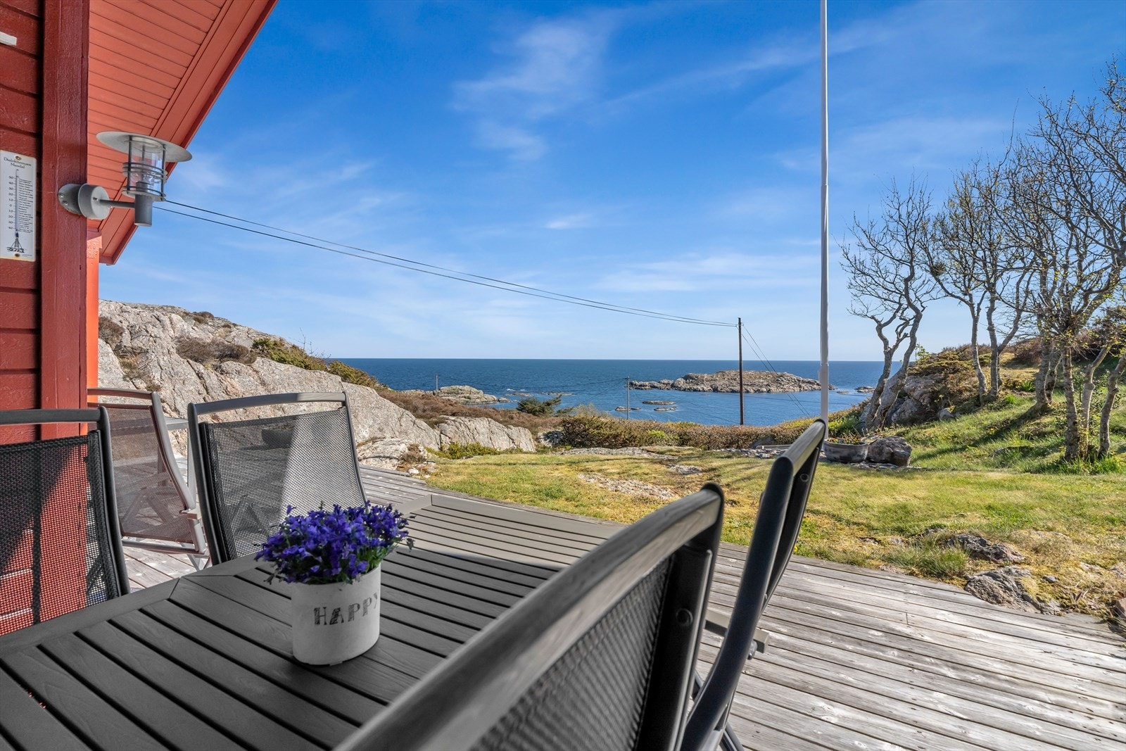 Her kan du nyte gode solforhold og nærheten til sjøen, enten det er på en rolig sommerdag eller når naturkreftene viser seg. Galleribilde