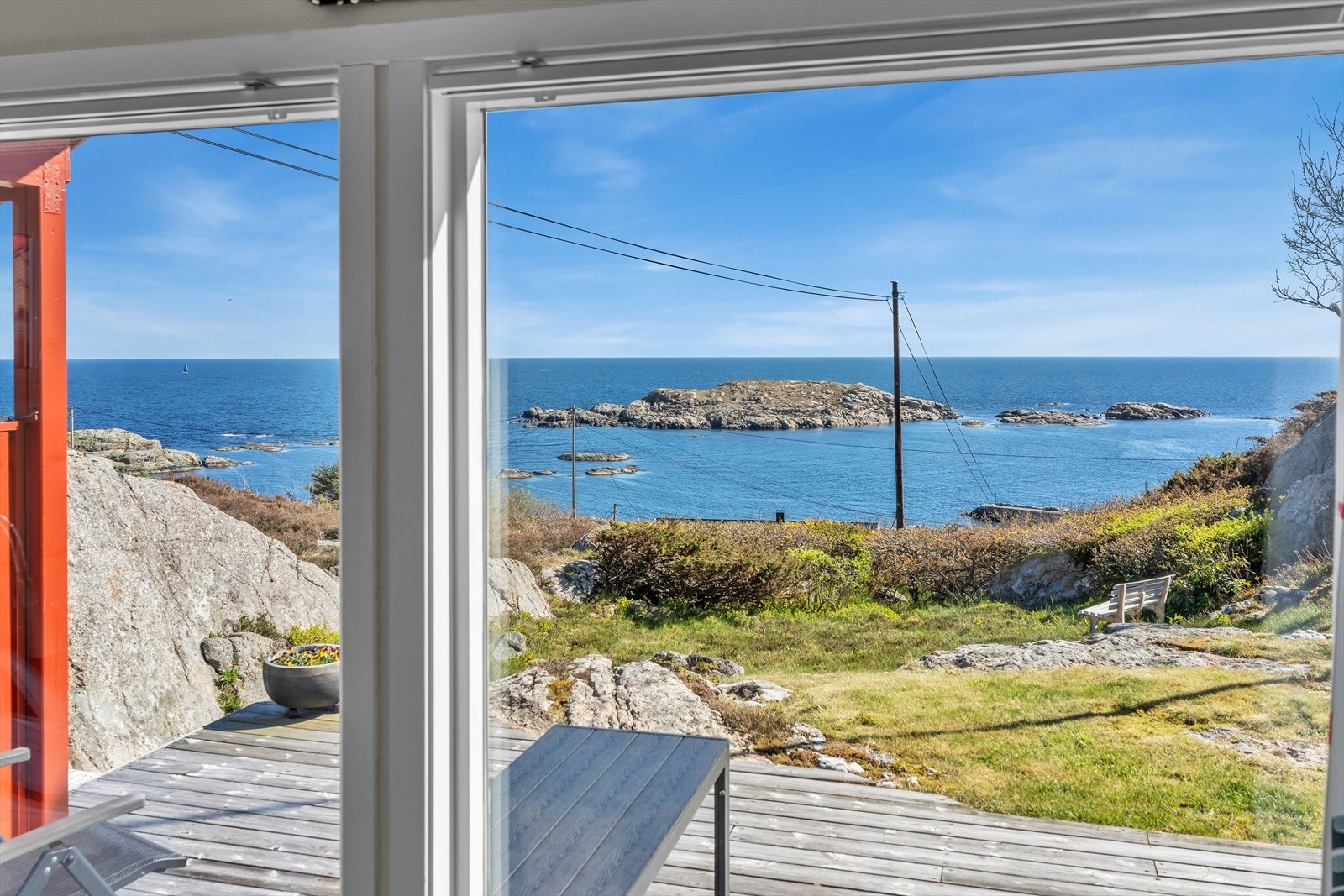 Utsikt fra innsiden mot en av uteplassene og havet. Galleribilde