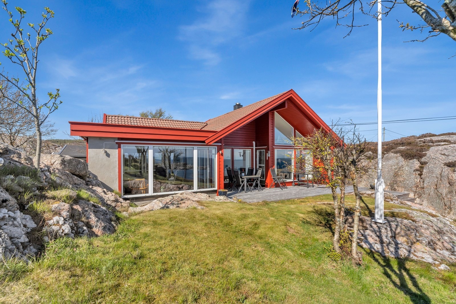 Hytta har en usjenert beliggenhet med panoramautsikt mot havet, og store uteplasser som strekker seg rundt store deler av bygget. Galleribilde