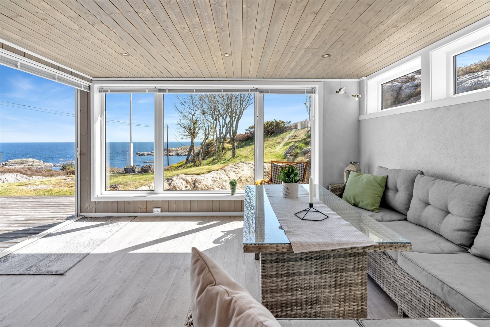 Hagestuen er romslig og gir god plass til en stor sittegruppe for familie og venner. Galleribilde