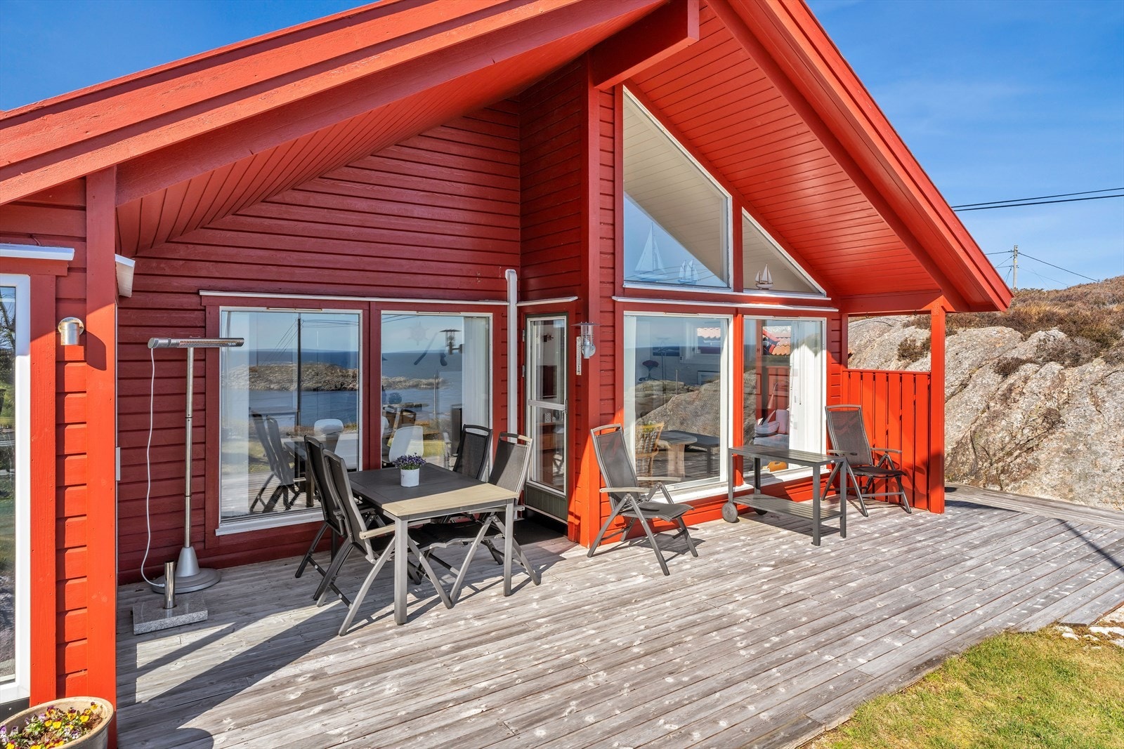 Hytta er fundamentert på pilarer rett på fjell, en solid konstruksjon fra byggeåret 1995. Galleribilde