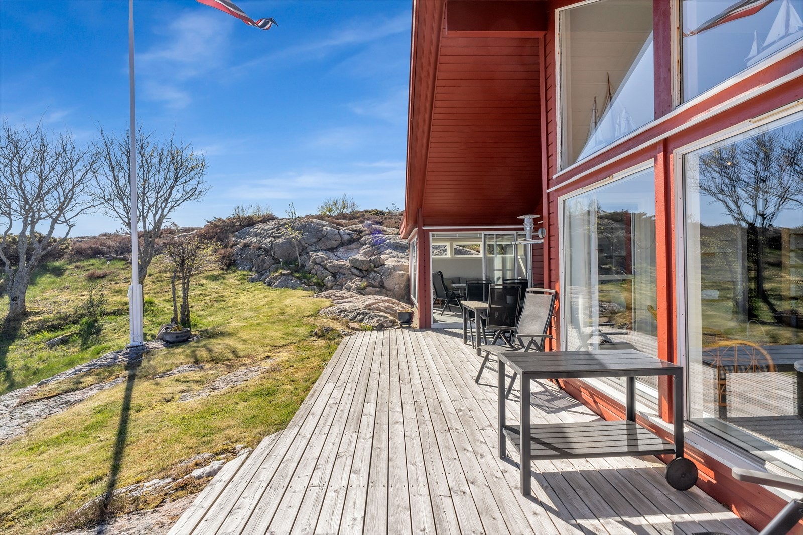 Uteplassen er usjenert og ligger godt integrert i det skrånende terrenget. Galleribilde