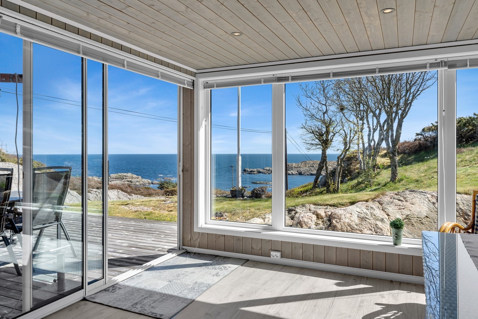 Med skyvedør i metall kan hagestuen åpnes helt opp mot terrassen på varme dager. Galleribilde