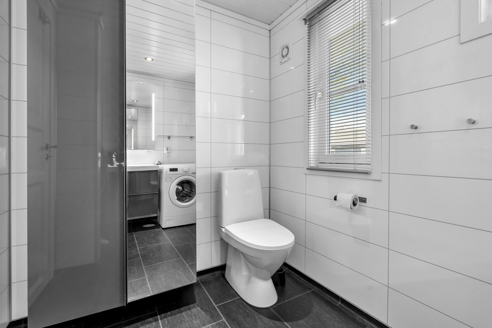 Badet ble bygget i 2014 og har elektriske varmekabler i gulvet. Galleribilde
