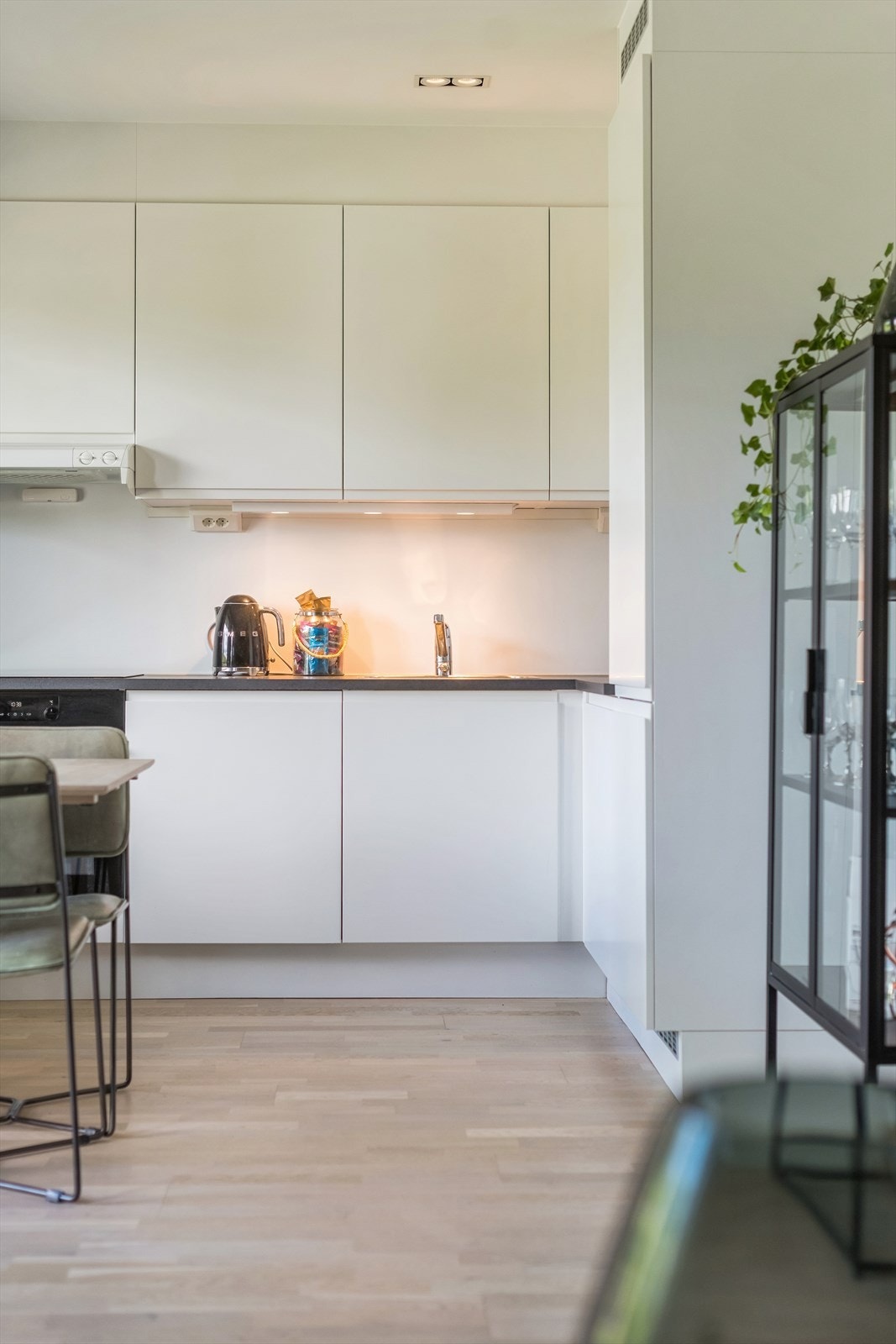 For ekstra sikkerhet er det installert både komfyrvakt og vannstoppsystem. Galleribilde