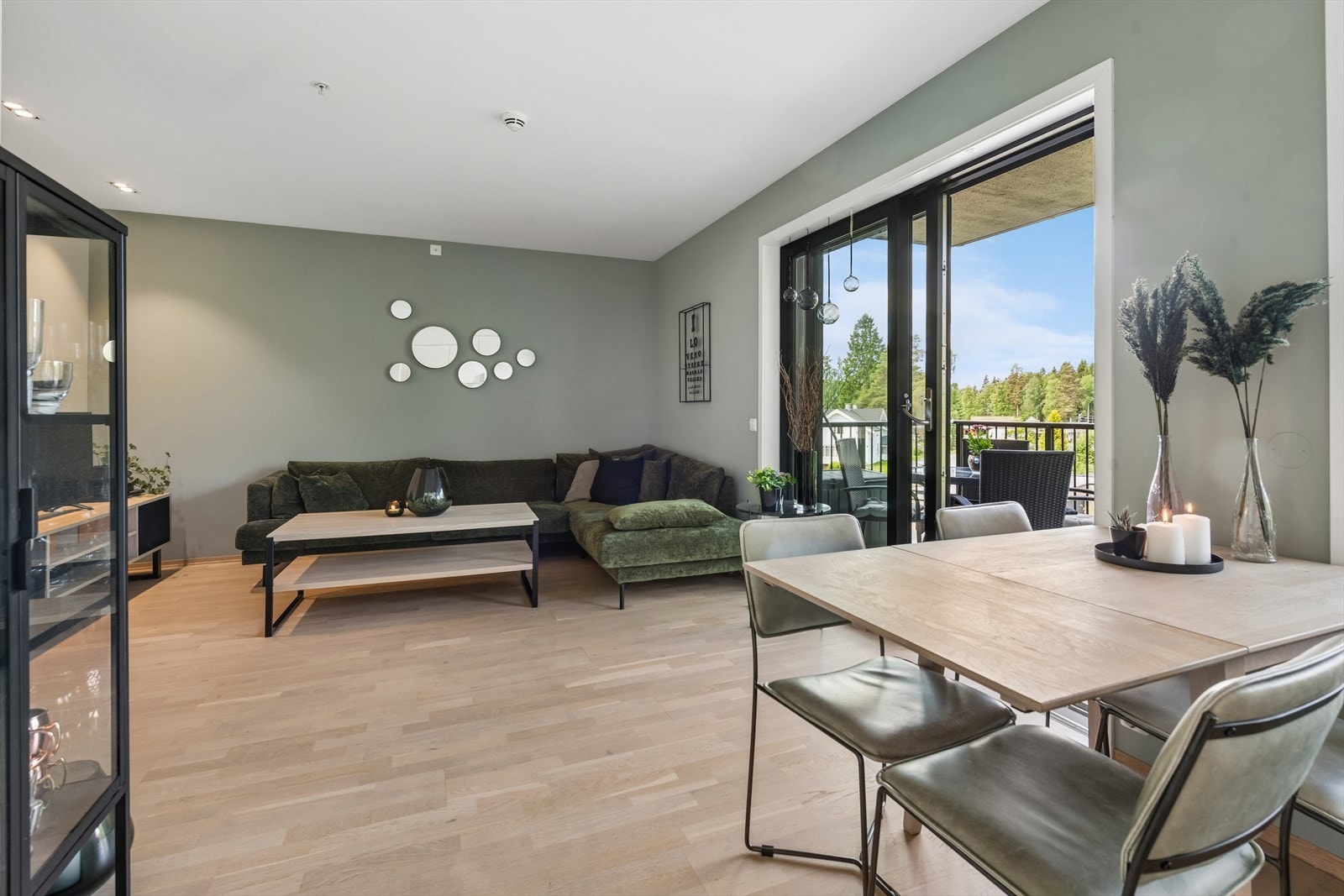 Stuen har god plass til både sofagruppe og spisebord. Galleribilde