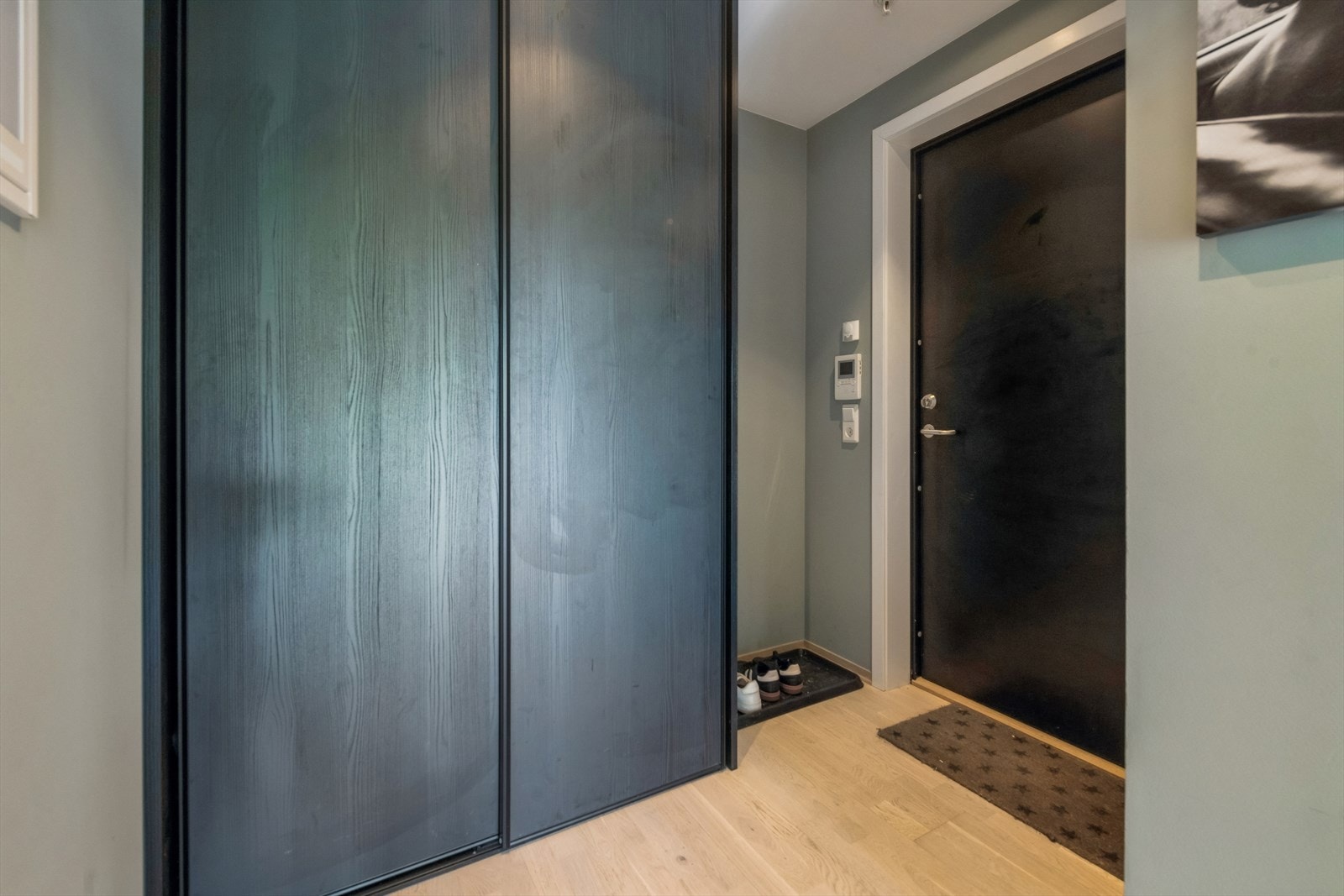 Entré med plass til garderobe. Her er også sikringsskap og skap for fiberbredbånd. Galleribilde