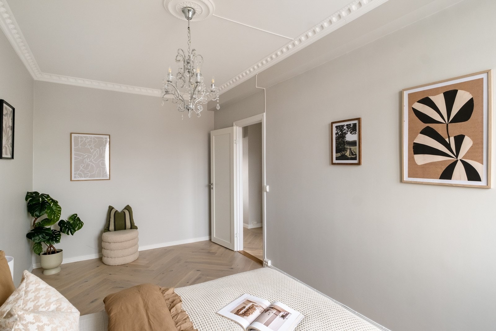 Langs veggen er det plass til et stort garderobeskap som vil gi gode lagringsmuligheter Galleribilde