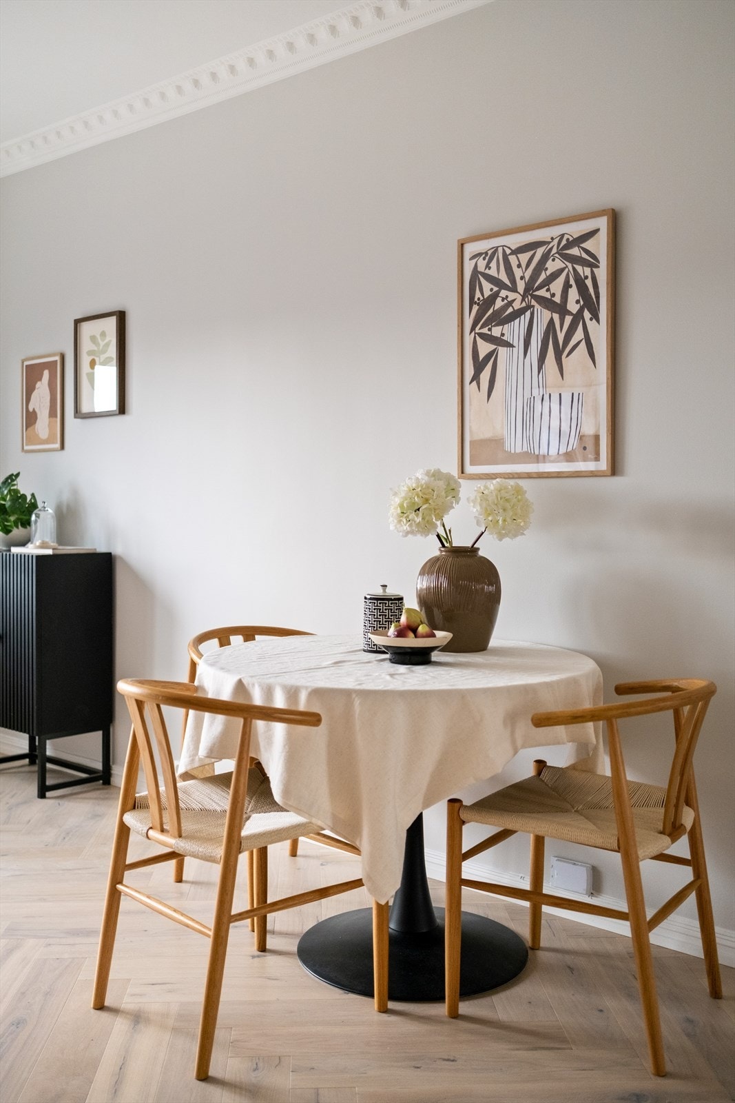 God plass til spisebord i stuen Galleribilde
