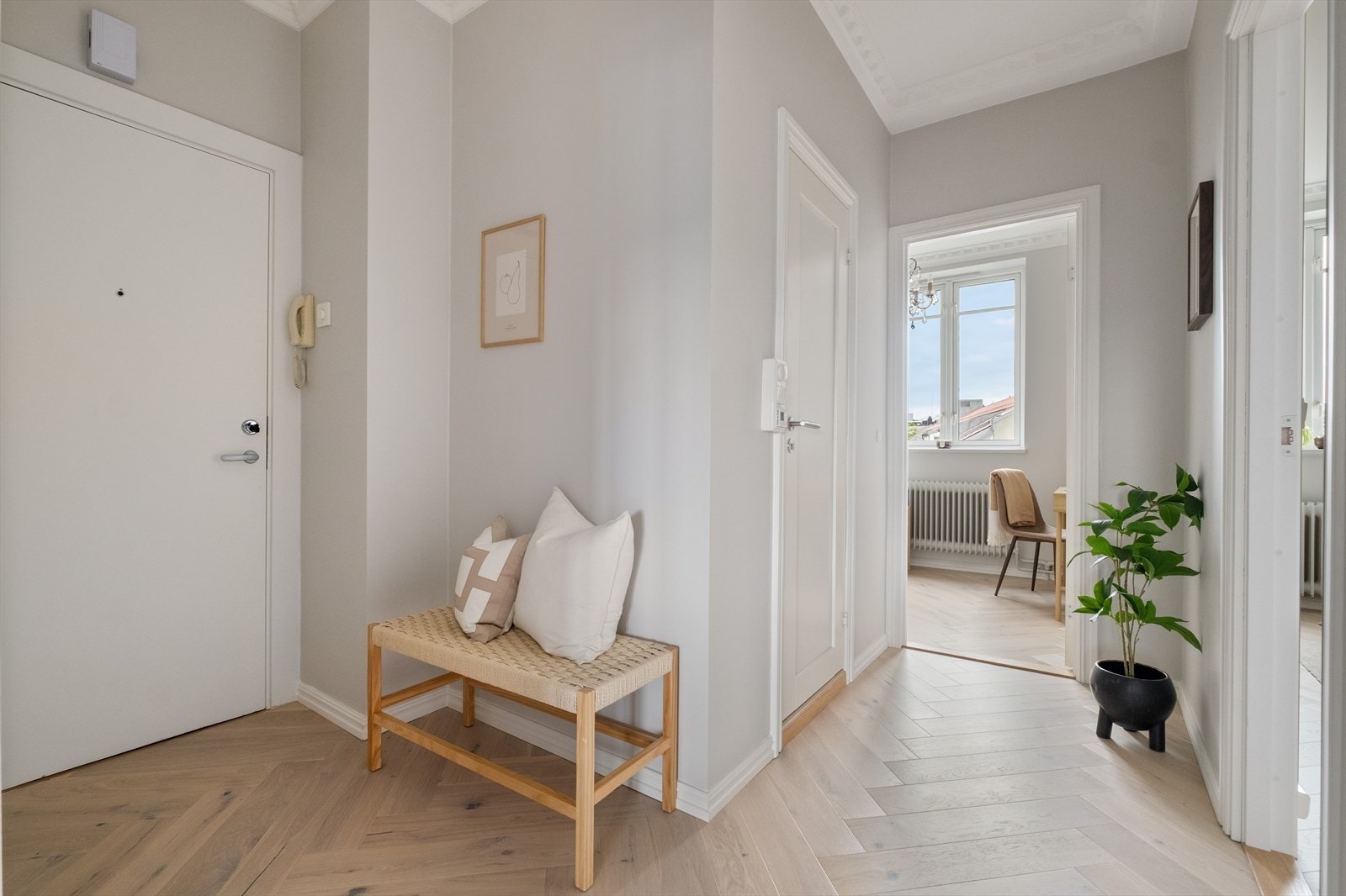 Velkommen inn! Her har du et romslig inngangsparti med gode oppbevaringsmuligheter og videre adkomst til bad og begge soverommene Galleribilde
