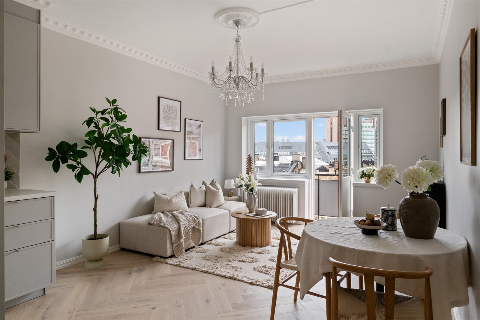 Velkommen til Hegdehaugsveien 5A! Her får du en helt nyoppusset og lekker toppleilighet med gjennomgående høy standard, heis og balkong Galleribilde