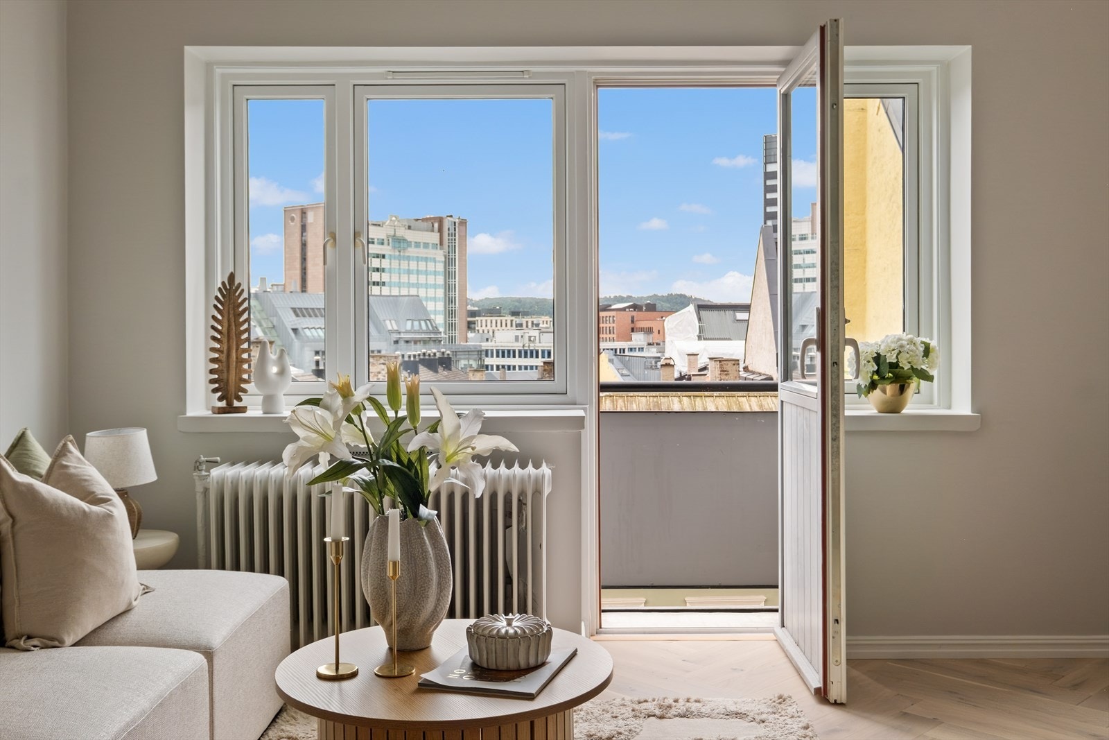 Vinduene er fra 2004. Fyring og varmtvann er inkludert og det er sentralfyring via radiatorer Galleribilde