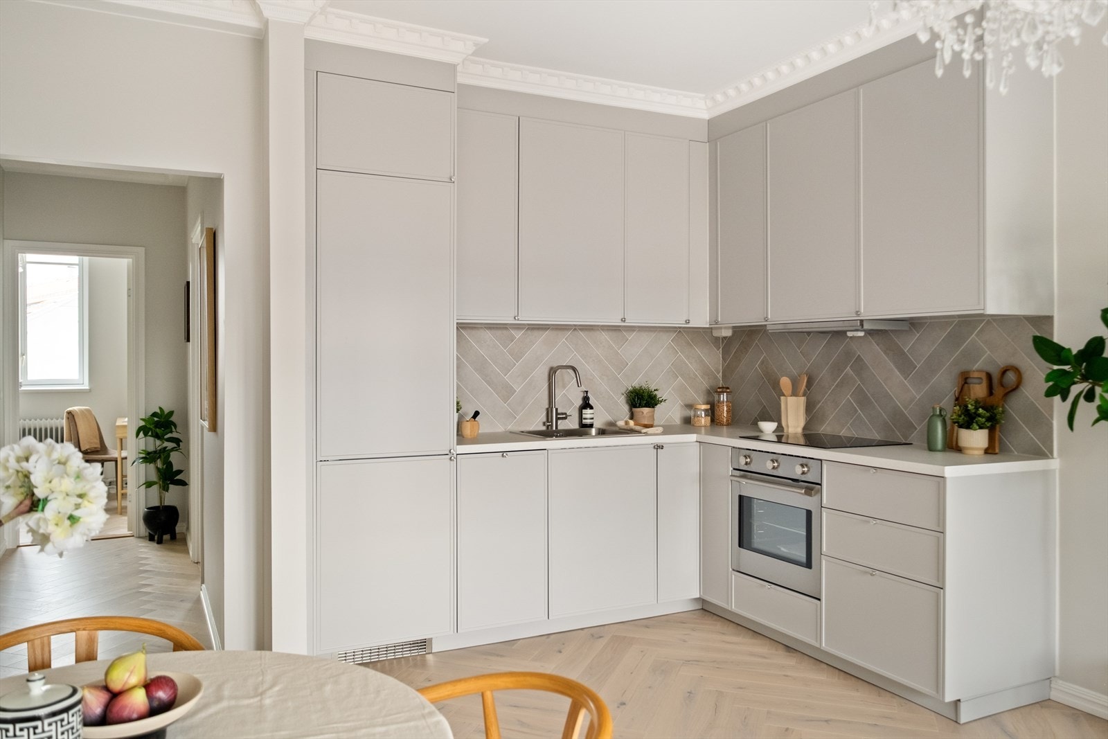 Et gjennomført kjøkken fra IKEA med moderne farger og flotte detaljer Galleribilde
