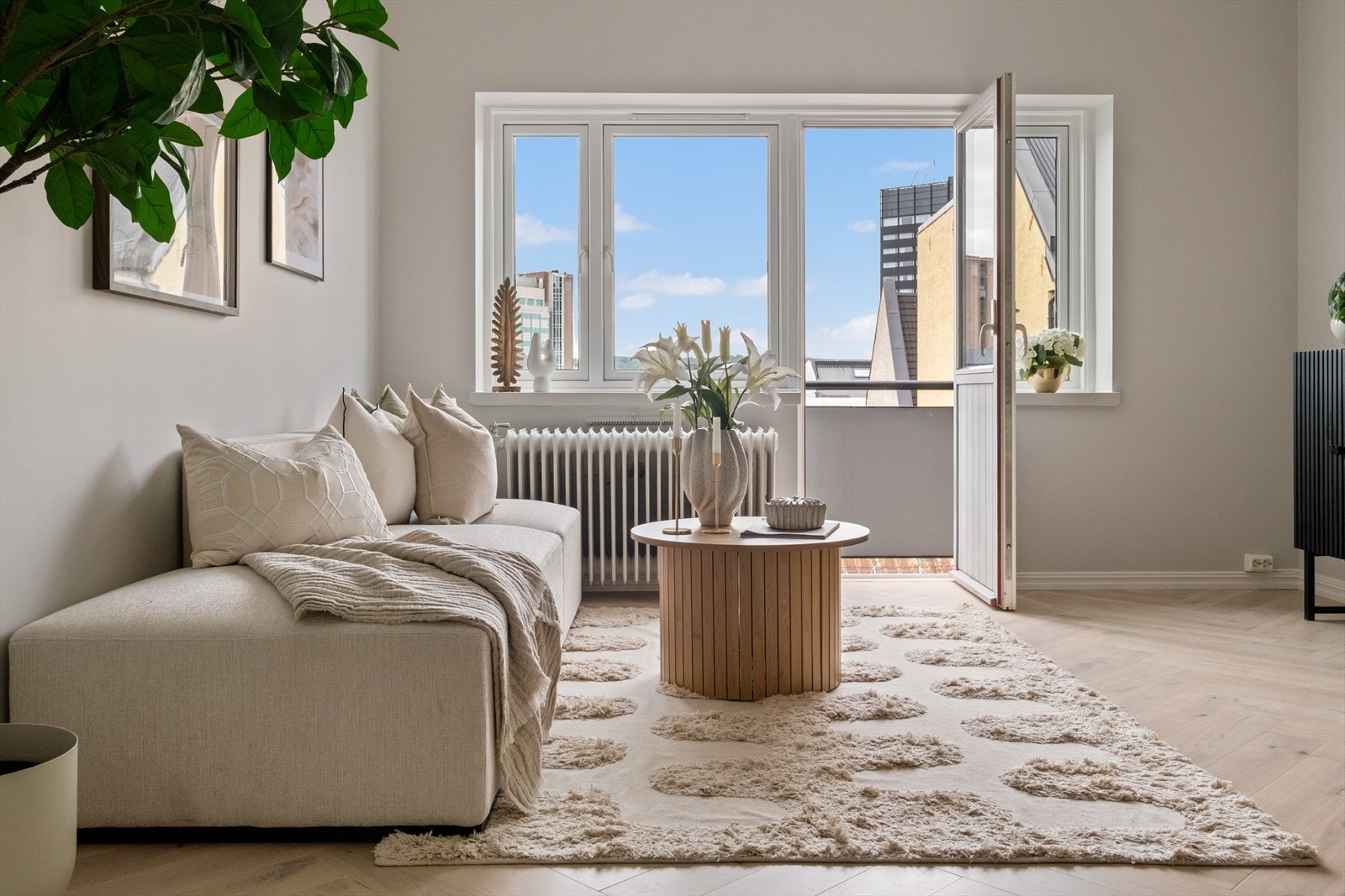 Her er det gode møbleringsmuligheter med god plass til sofa, spisebord og tilhørende møblement Galleribilde