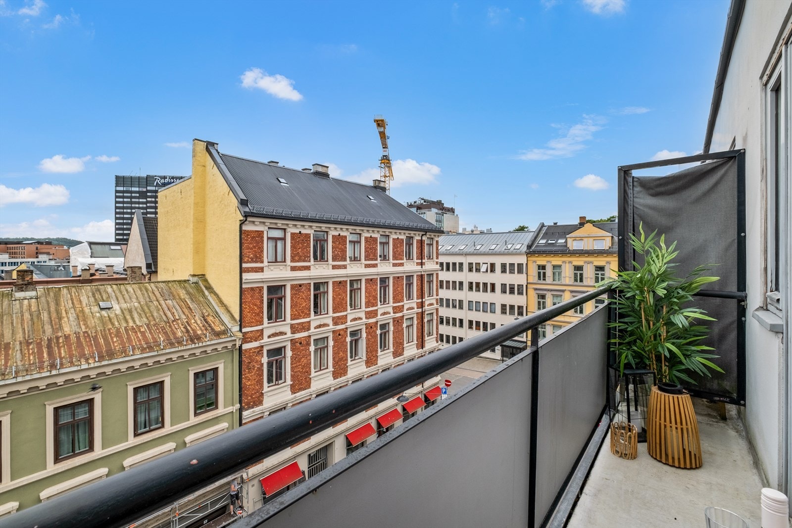 Fra stuen har du adkomst til balkongen. Her får du gode solforhold og flott utsikt Galleribilde
