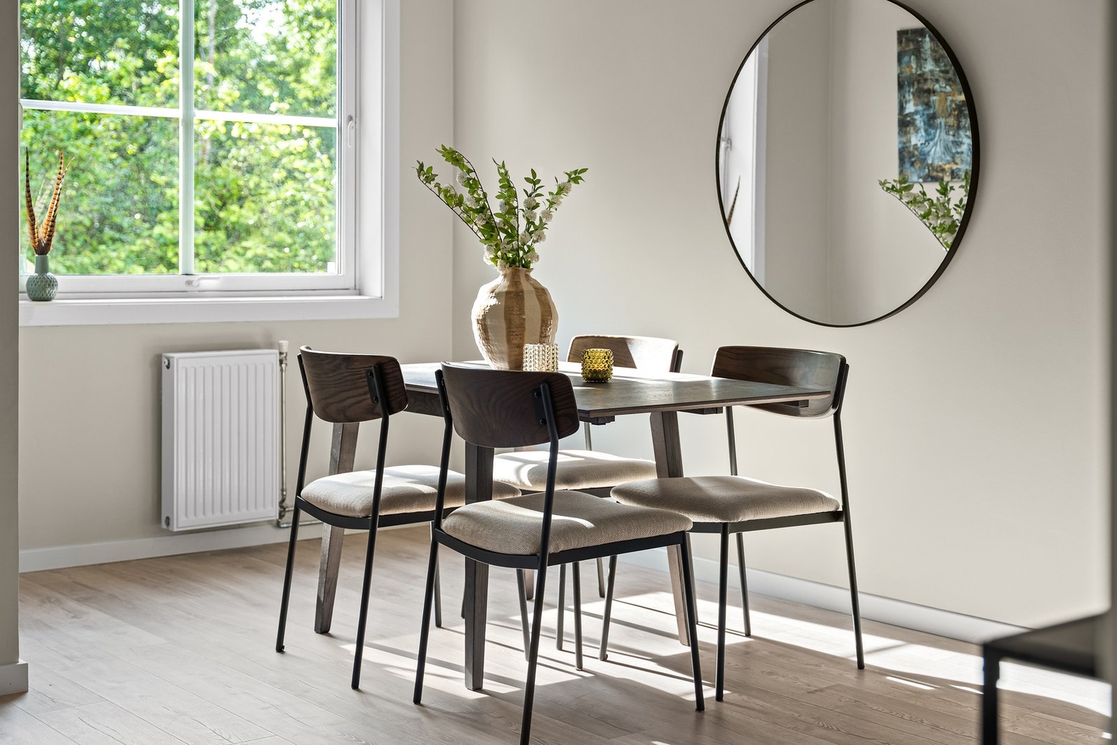 Det er fin plass til stort spisebord ved vinduet Galleribilde