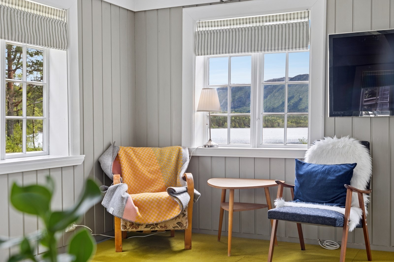 Det gjøres oppmerksom på at hytta i dag er innredet med annet møblement enn det som vises på annonsebildene. Galleribilde