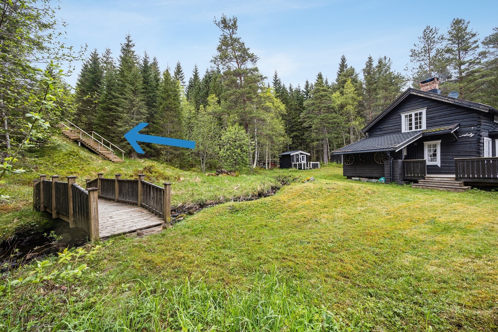 Det er tinglyst rett til parkering på arealet foran trappa som leder ned mot eiendommen. Galleribilde