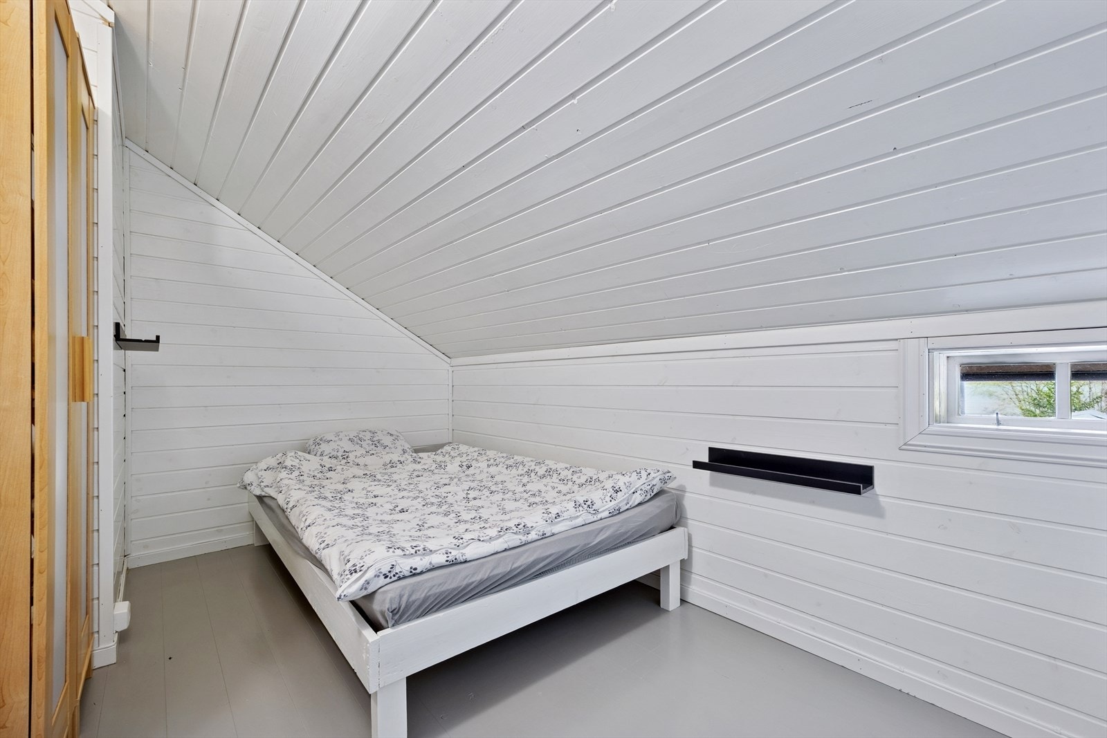Soverom III. Garderobe- og oppbevaringsløsninger på rommene medfølger i handelen. Galleribilde