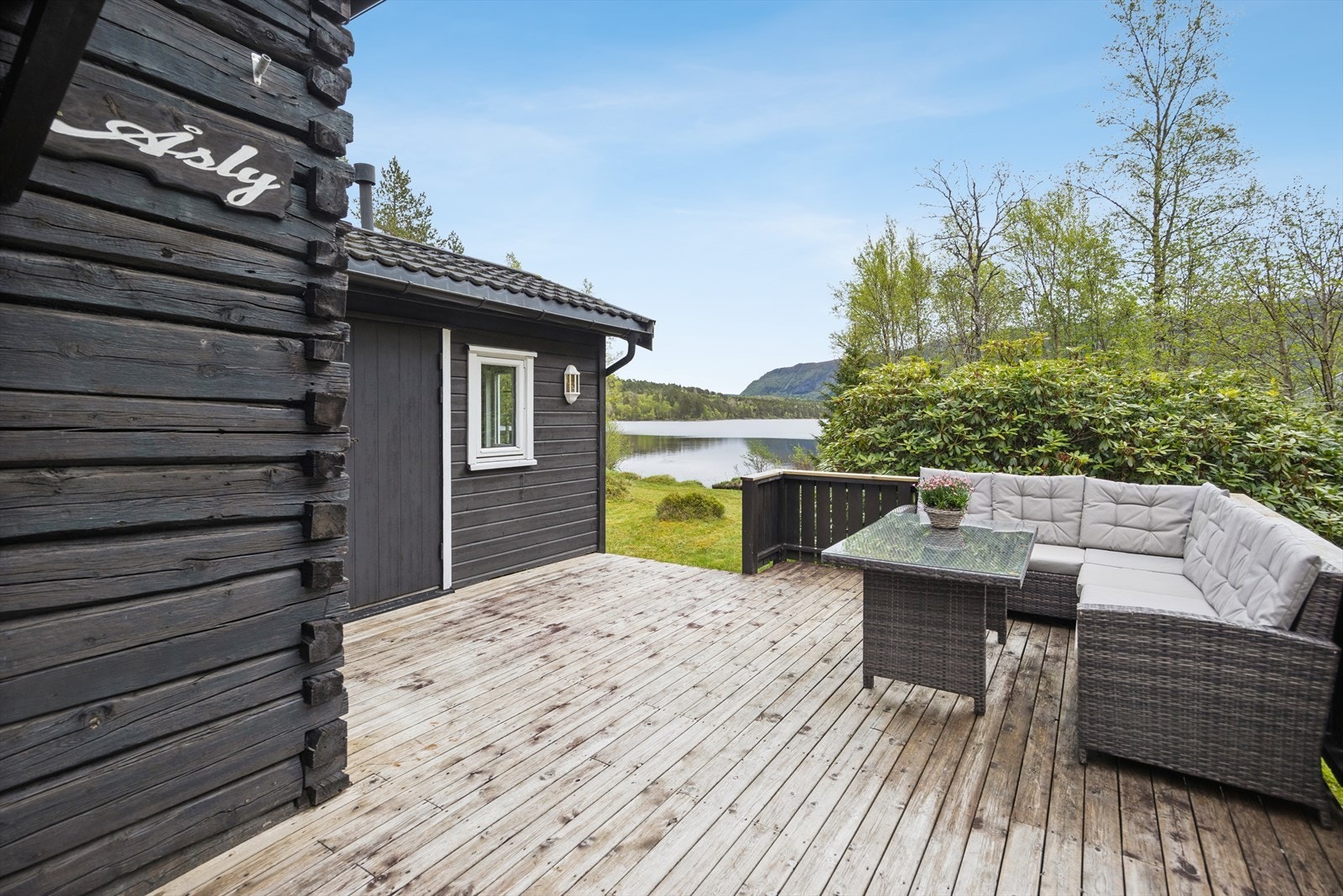 Terrassen måler hele 28 kvm og ligger solvendt til mot sørvest og med Heimsvatnet i siktlinja. Galleribilde
