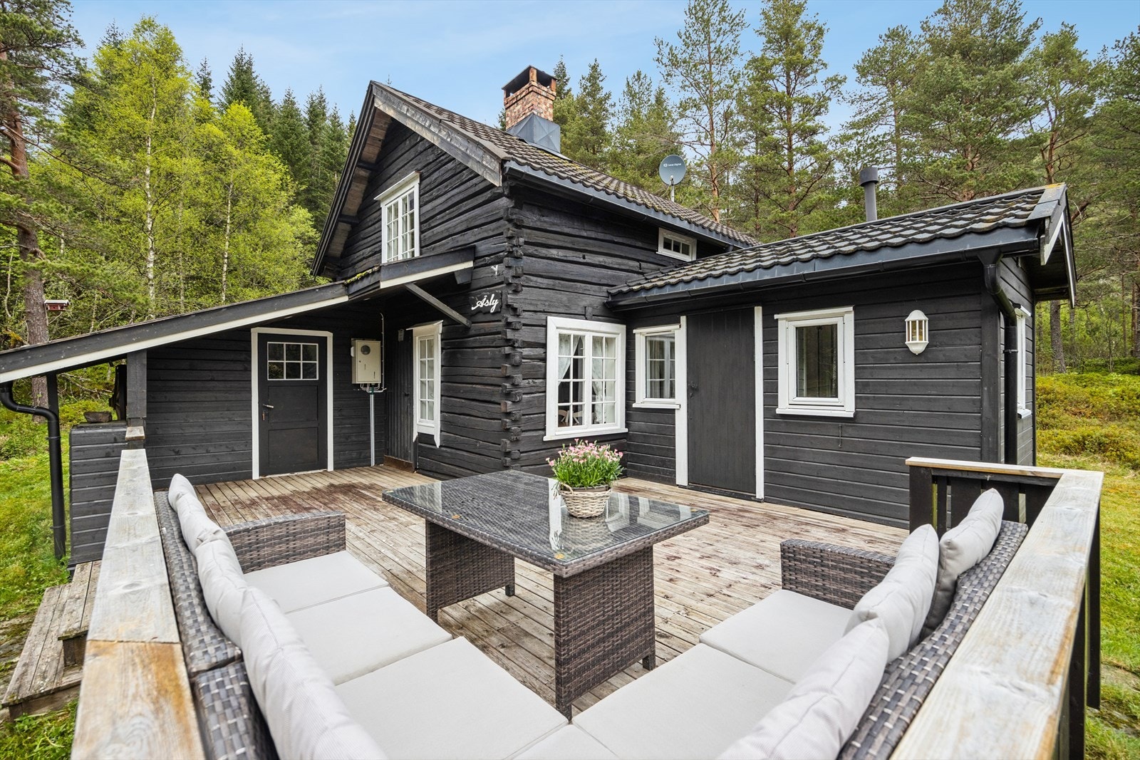 Bod/teknisk rom i tilknytning til verandaen byr på praktisk lagringsrom. Velkommen inn! Galleribilde