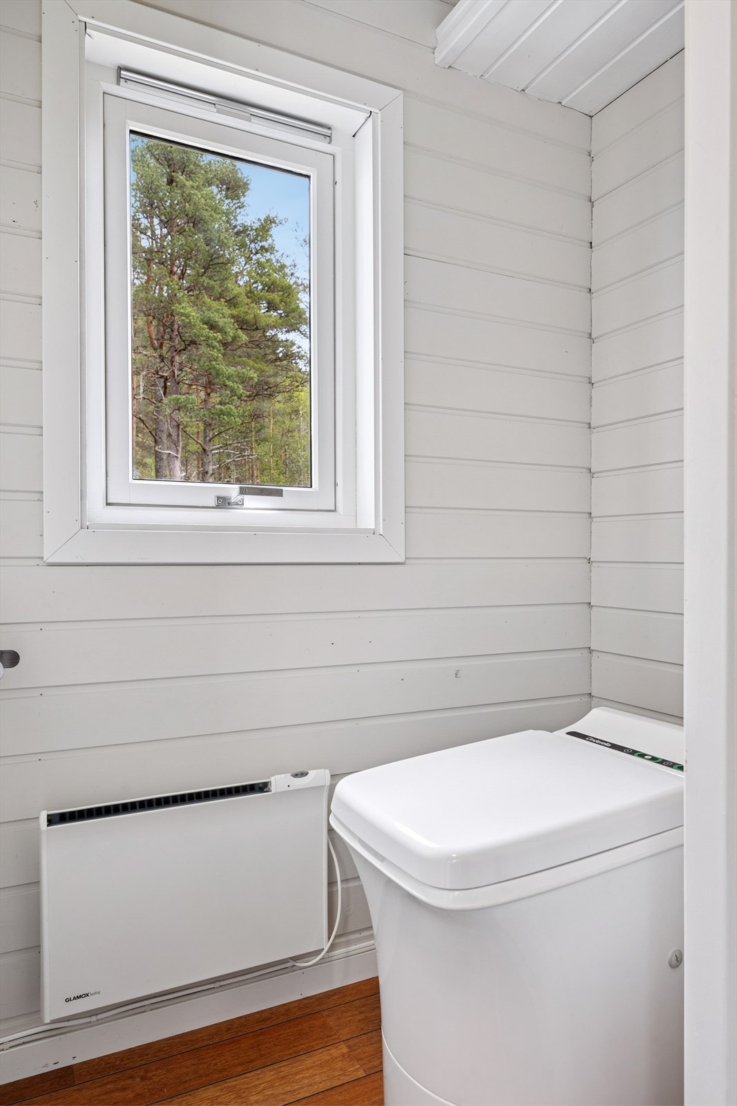 Separat toalettrom med Cinderella forbrenningstoalett som ble overhalet i 2020. Galleribilde
