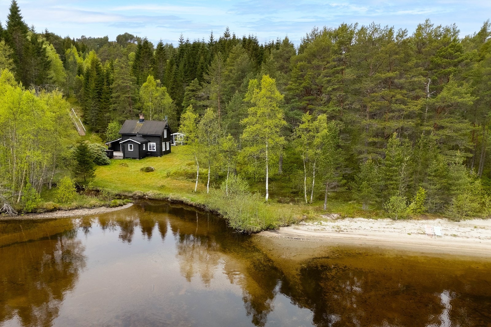 Heimsvatnet er kjent som en av de fineste badeplassene i Heim kommune, med klart og friskt vann som innbyr til en forfriskende dukkert på varme sommerdager. Galleribilde