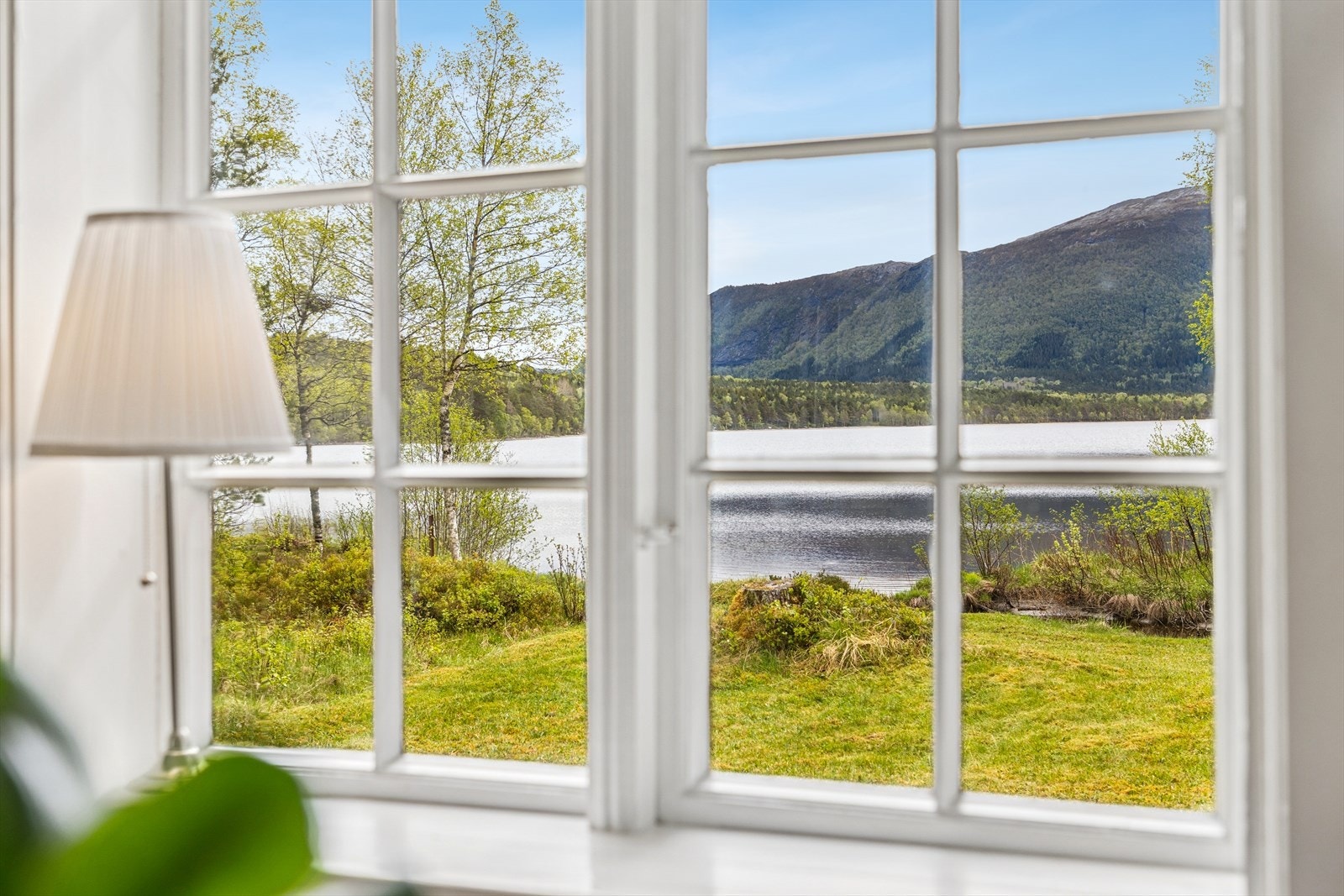 Det er vinduer på samtlige vegger i rommet, noe som sørger for rikelig med lysinnslipp og god kontakt med naturen utenfor. Galleribilde